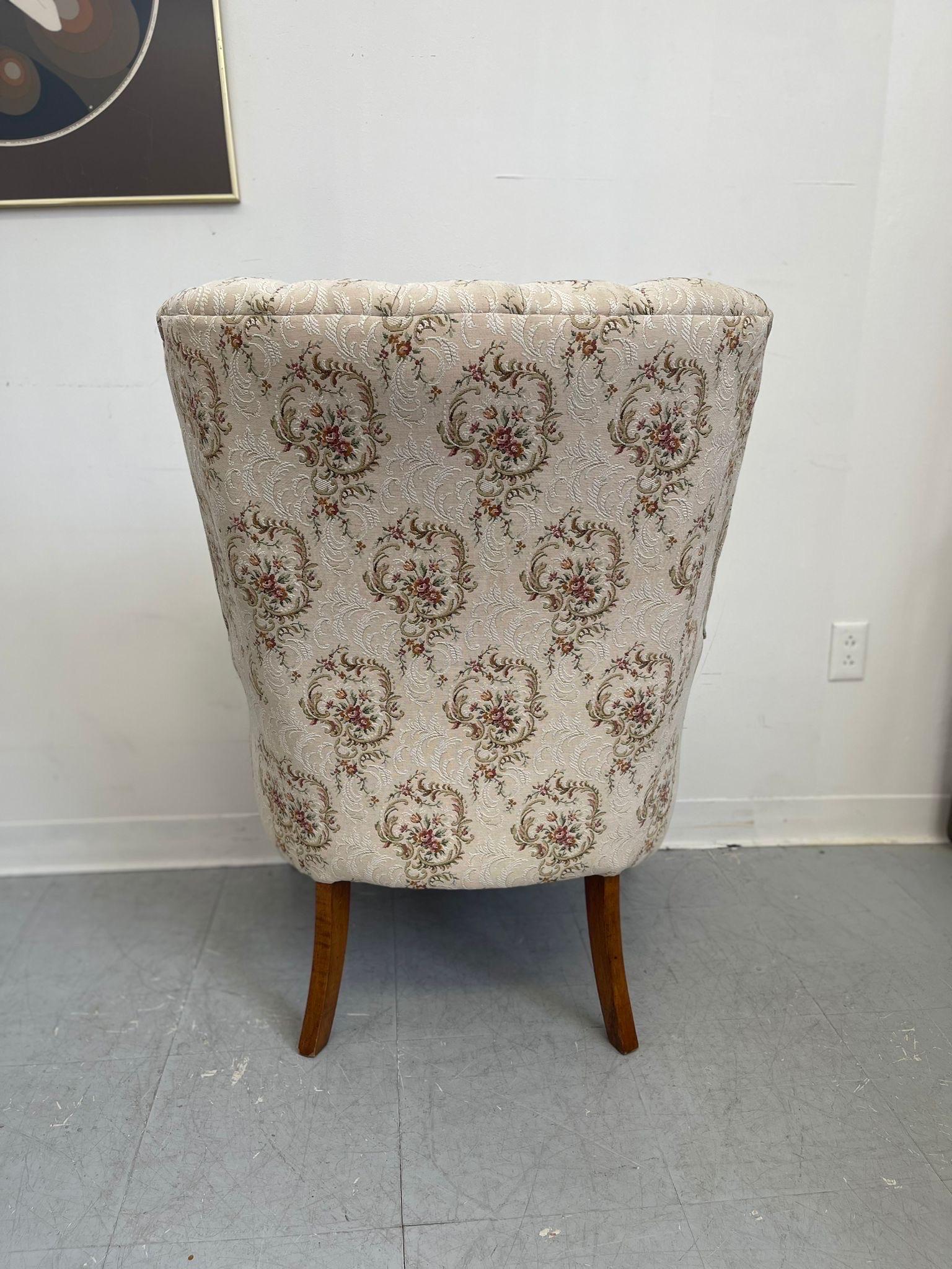 Vintage-Stuhl im viktorianischen Stil mit abgerundeter Rückenlehne und floral gemusterter Polsterung. im Angebot 3