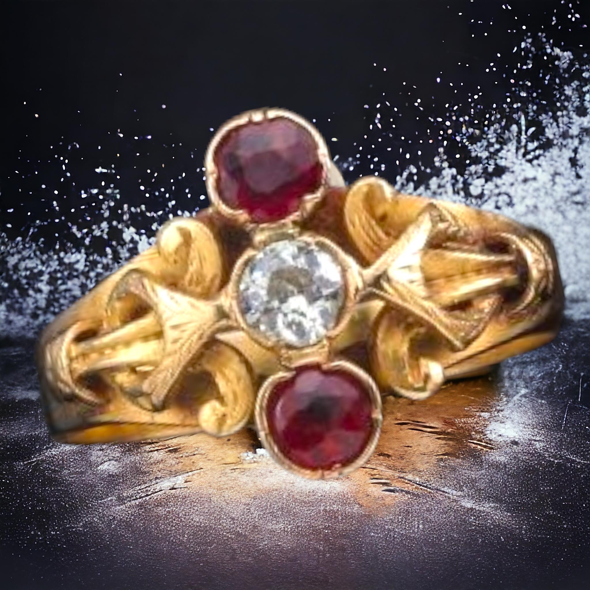 Taille ronde Bague vintage de style victorien à trois pierres rubis et diamants en vente