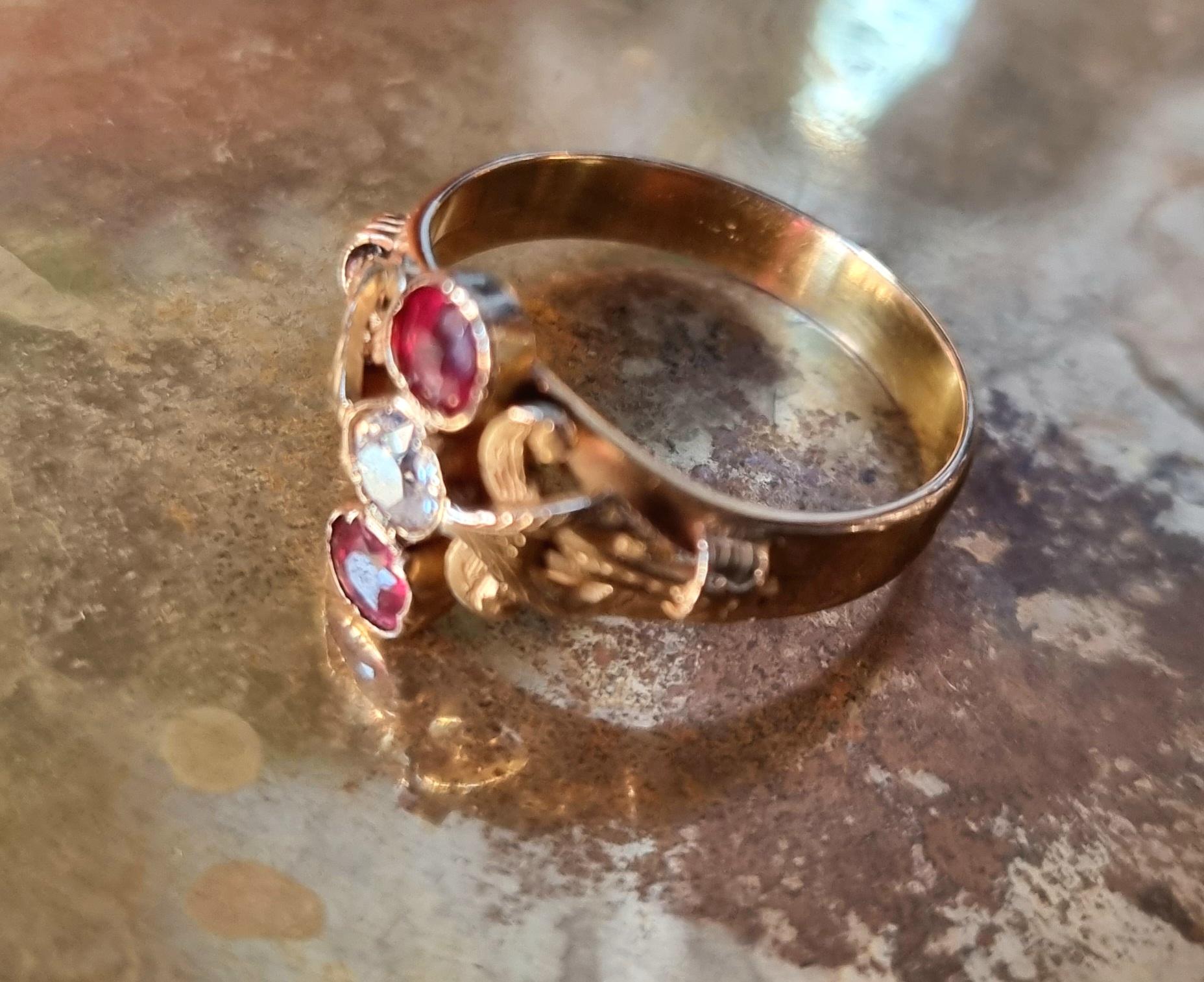 Bague vintage de style victorien à trois pierres rubis et diamants Bon état - En vente à OVIEDO, AS