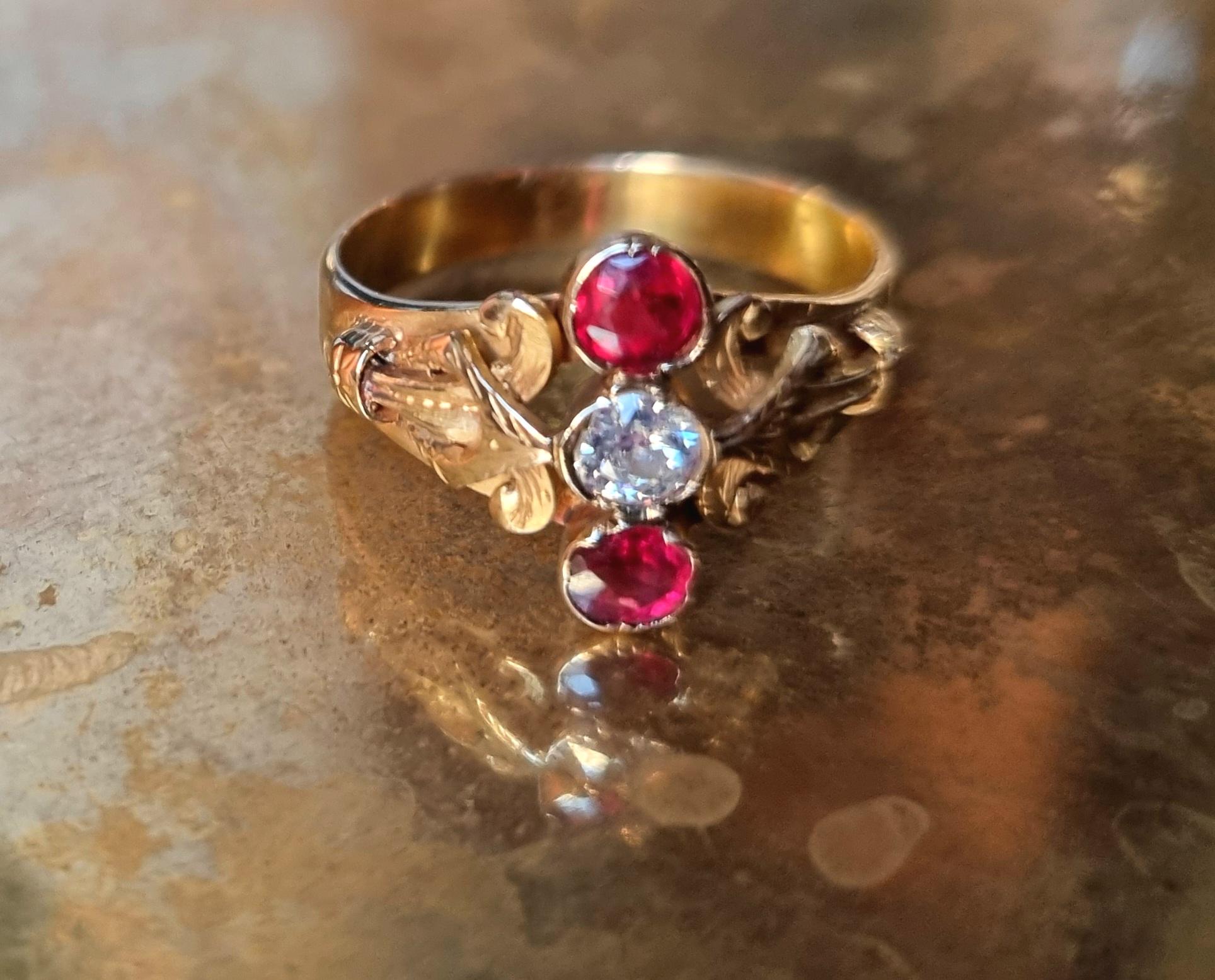 Bague vintage de style victorien à trois pierres rubis et diamants Pour femmes en vente