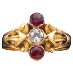 Anello a tre pietre con rubini e diamanti in stile vittoriano vintage