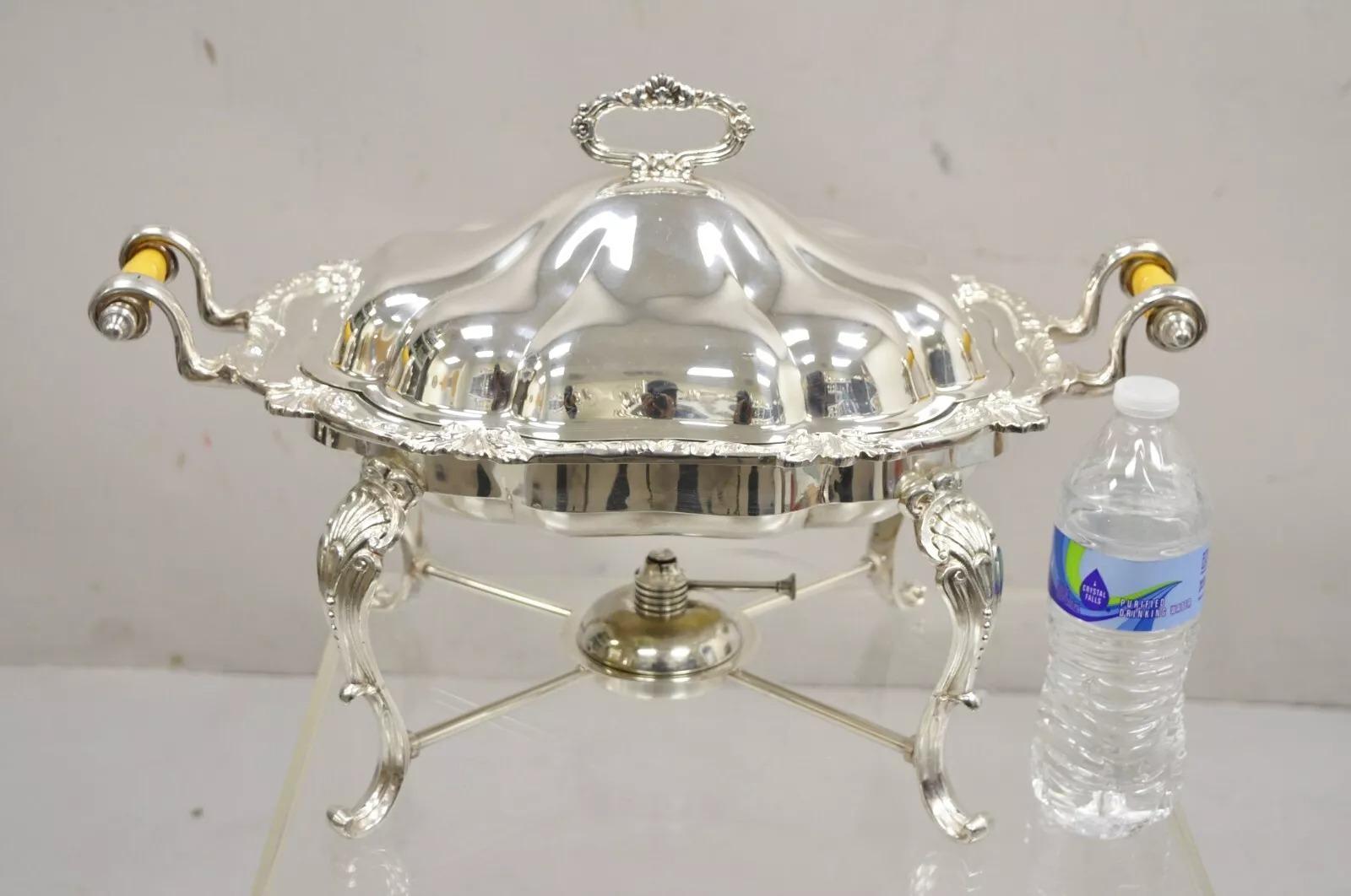 Réchaud anglais vintage de style victorien en métal argenté. L'article comporte un plat de service à poignées et un brûleur bunson en dessous. Circa Mid 20th Century. Dimensions : 12