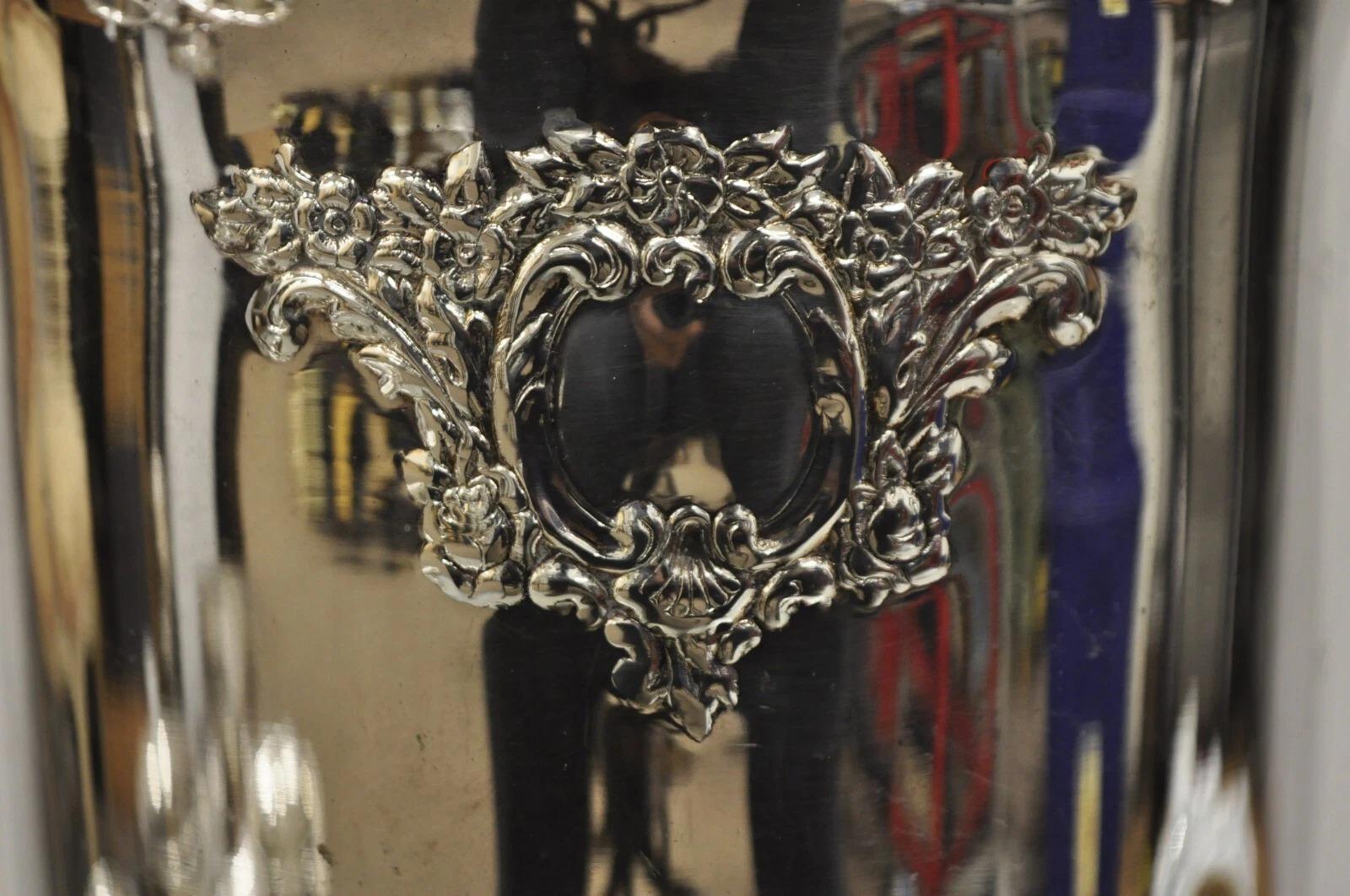 Secchiello da ghiaccio per vino con refrigeratore di champagne scanalato in stile vittoriano vintage, placcato in argento. Circa alla fine del XX secolo. Misure: 9,25