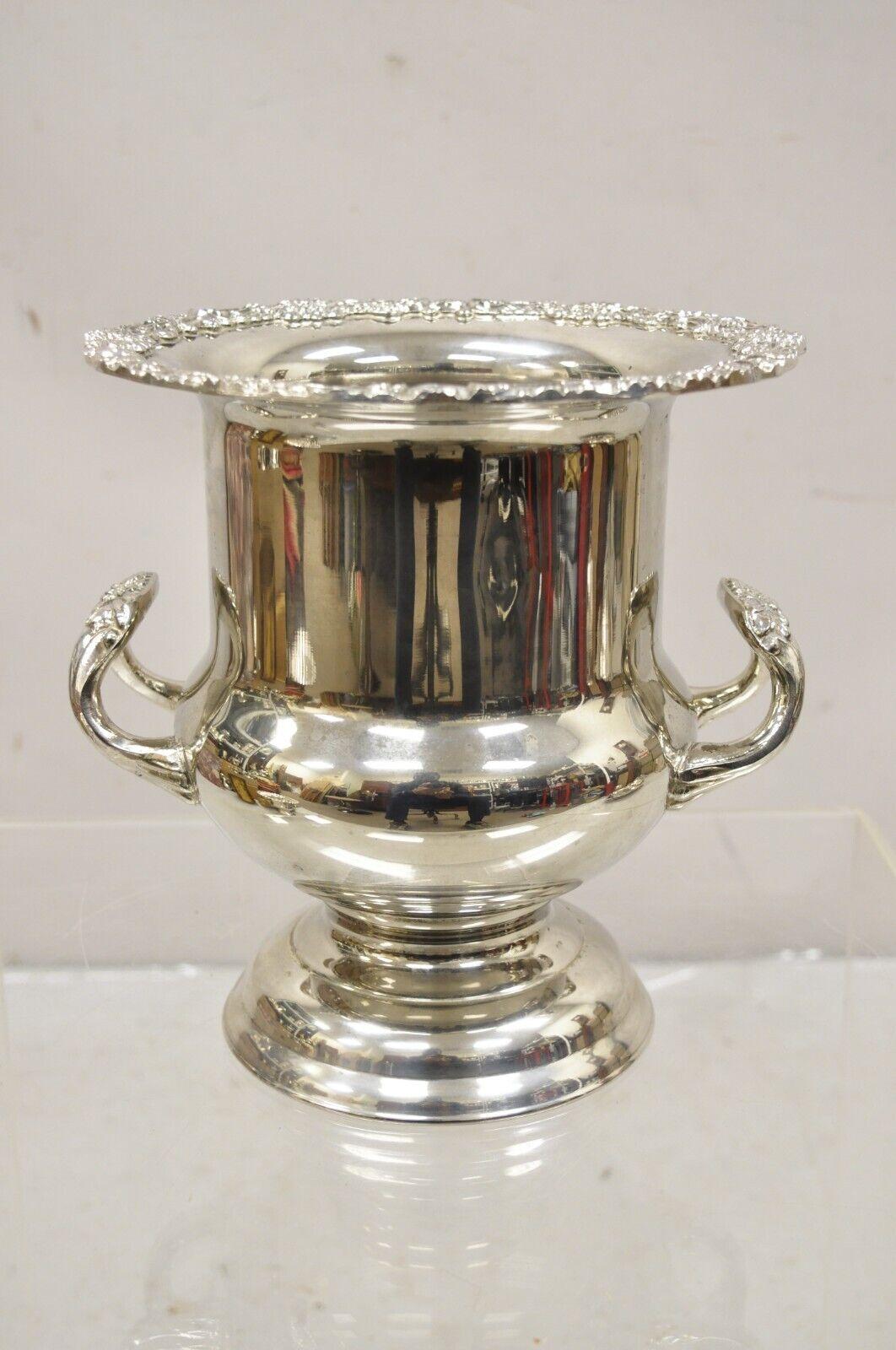 Vintage Victorian Style Trophy Cup Silver Plated Champagne Chiller Ice Bucket. Vers la fin du 20e siècle. Dimensions : 9,5