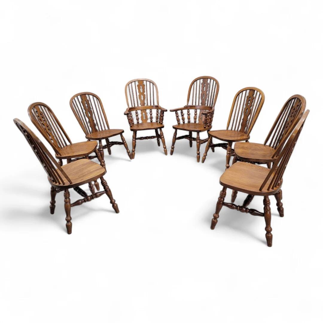 Chaises de salle à manger Windsor vintage de style victorien par Nichols and Stone - Ensemble de 8 

Cet ensemble exquis de 8 chaises de salle à manger Windsor de style victorien vintage par Nichols and Stone comprend 2 fauteuils et 6 chaises