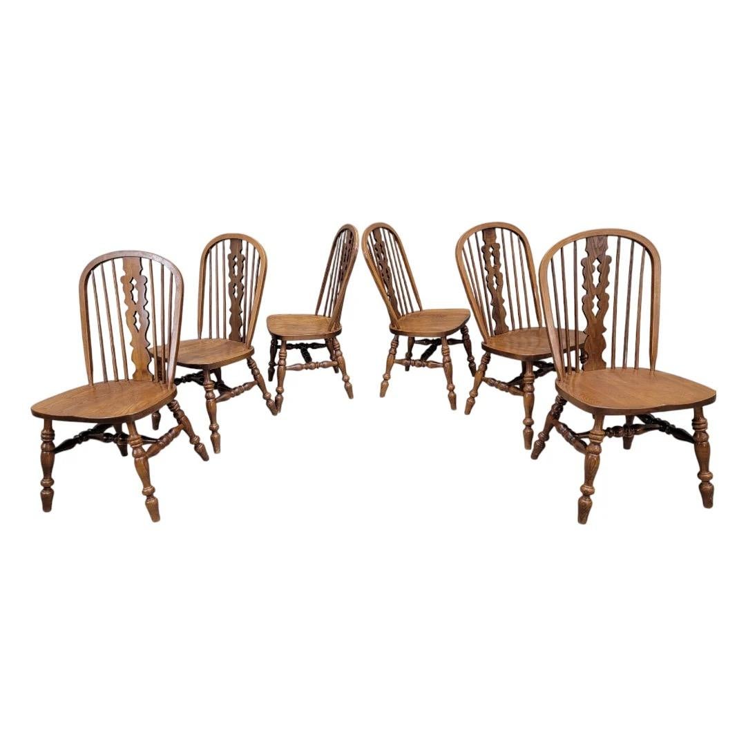 20ième siècle Chaises de salle à manger Windsor de style victorien par Nichols & Stone - Lot de 8 en vente