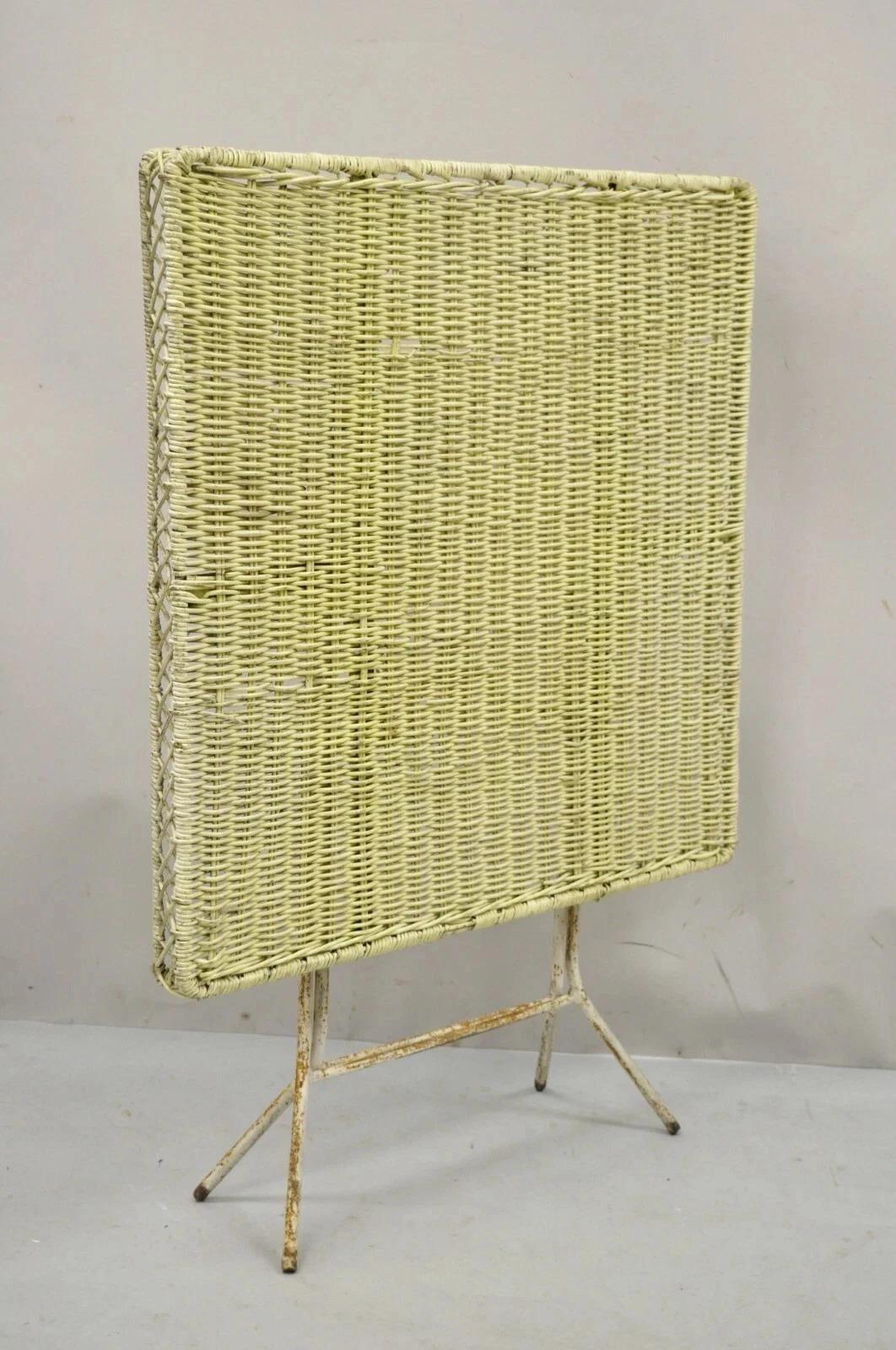 Bitte teilen Sie uns Ihre Postleitzahl mit, um ein günstigeres Angebot für den Versand innerhalb der USA anzufordern.

Vintage Victorian Style Wrought Iron Wicker Rattan Top Folding Card Game Table. Der Artikel besteht aus einem schmiedeeisernen