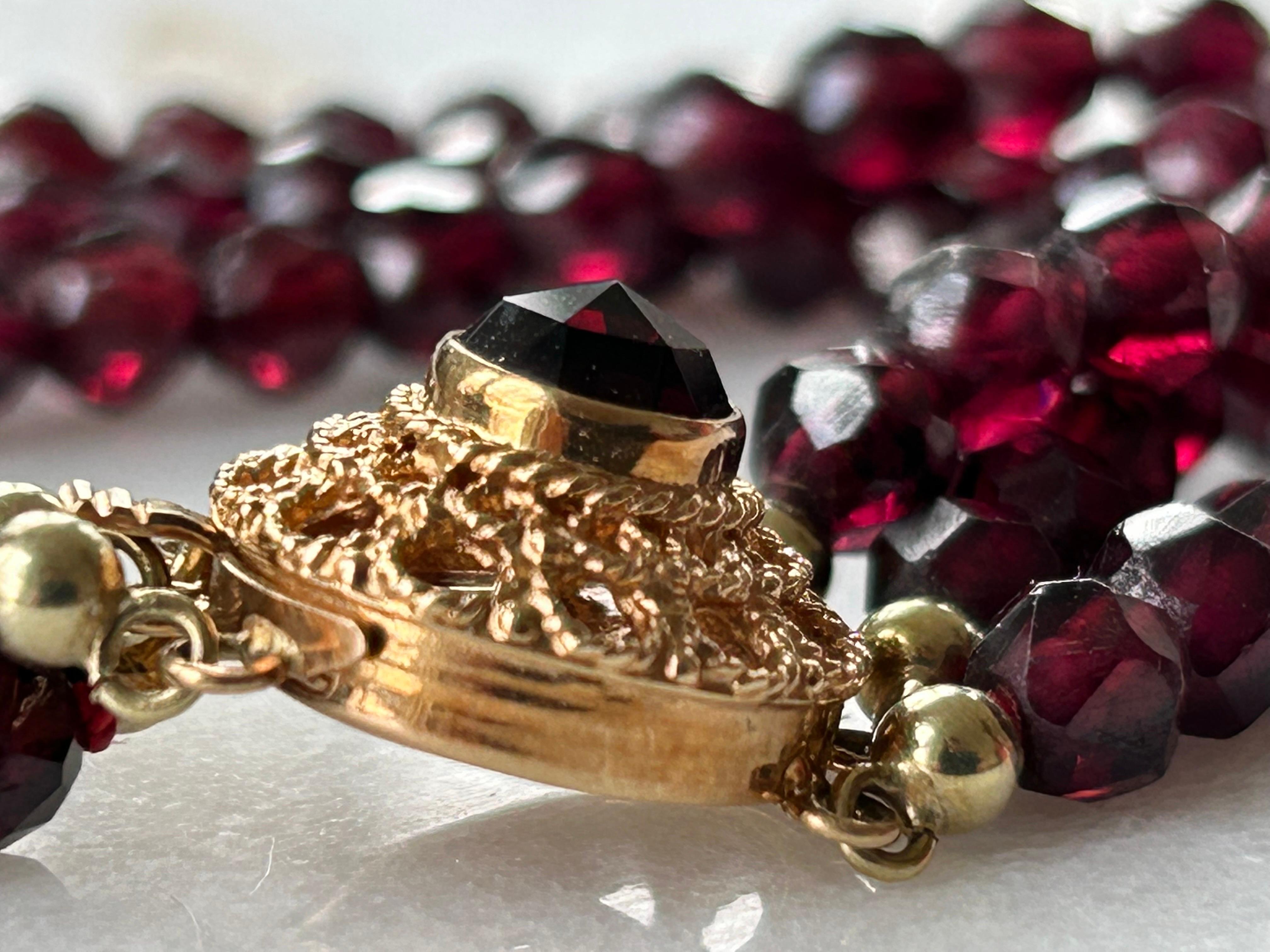 Vintage Victorian style three strand rose, cut garnet bracelet gold closure. Hallmark: 585 or 15 karat gold. Set with a rose cut garnet approximately 6.5 mm. In excellent condition. Bracelet on the approximately 18. 5 mm or 7 inches and month. Width