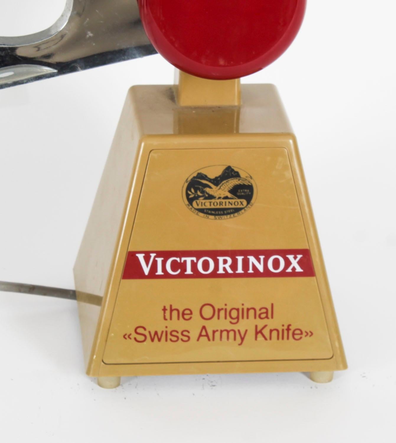 Vintage Victorinox Swiss Army Knife Large Shop Counter Display 20° Secolo in vendita 7