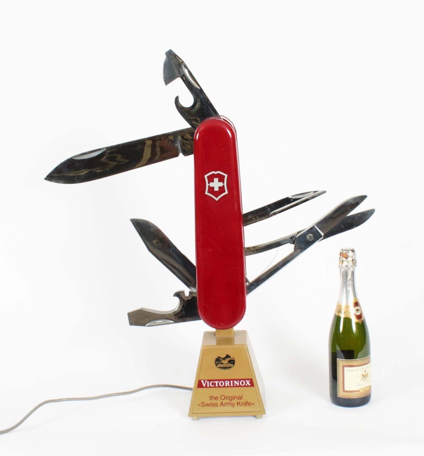 Vintage Victorinox Swiss Army Knife Large Shop Counter Display 20° Secolo in vendita 8