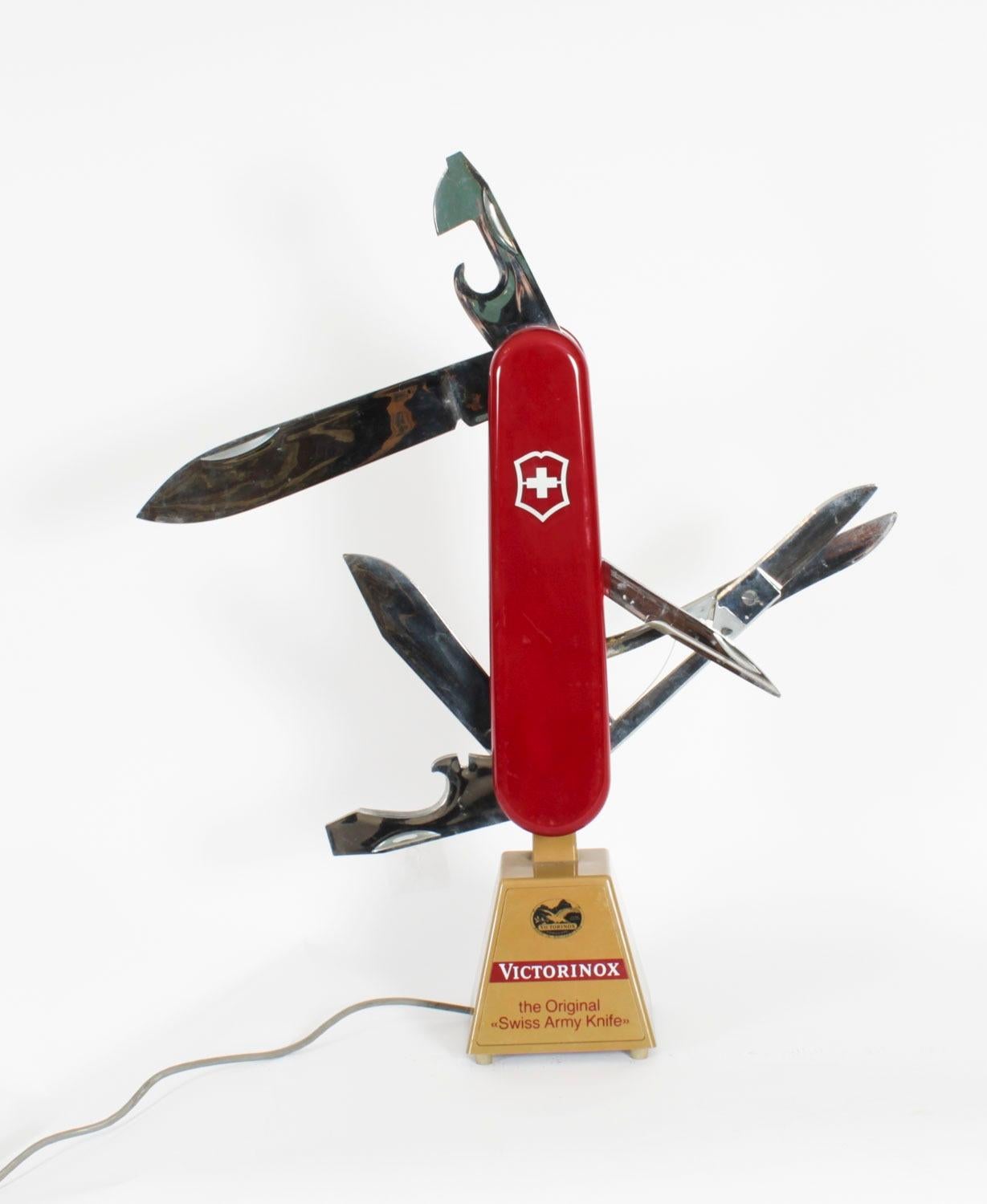 Coltello Swiss Army di 72 cm di altezza, da esporre sul bancone del negozio, risalente alla metà del XX secolo.

Il coltello con lame apribili e retrattili, su una base quadrata affusolata con iscrizione, è cablato per l'elettricità. Le lame si