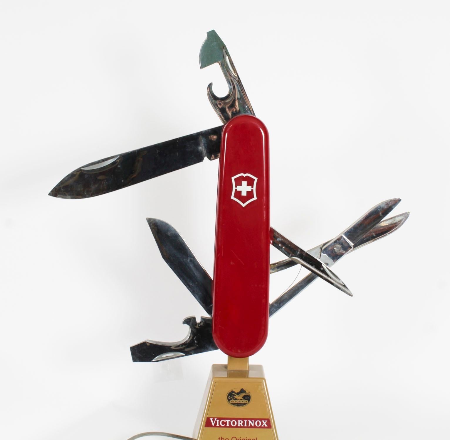 Svizzero Vintage Victorinox Swiss Army Knife Large Shop Counter Display 20° Secolo in vendita
