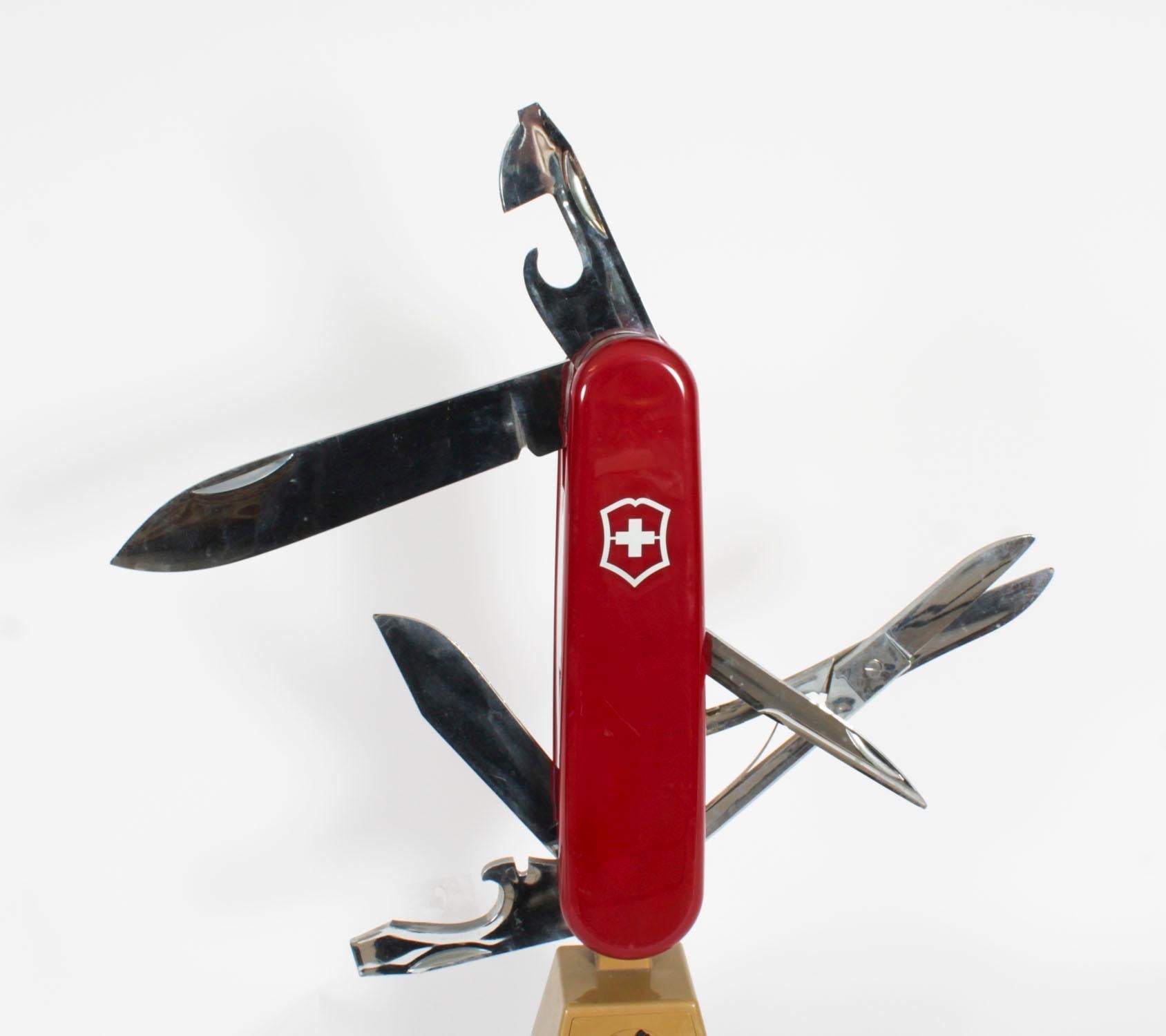 Vintage Victorinox Swiss Army Knife Large Shop Counter Display 20° Secolo In condizioni buone in vendita a London, GB