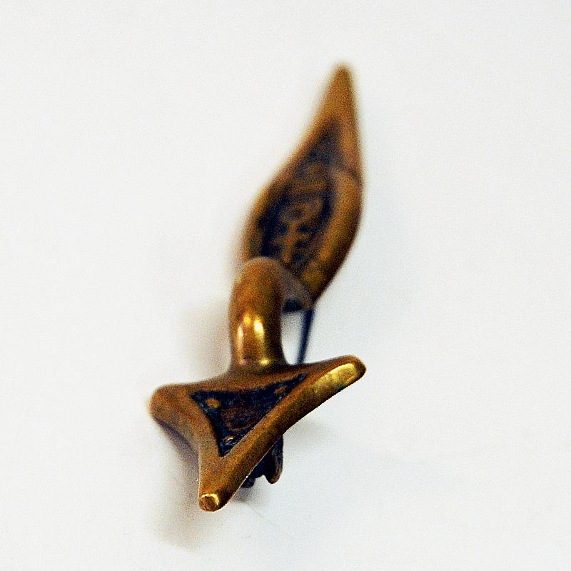 Special vintage and Viking inspired bronze brooch desigend as an arrow by Kalevala Koru, Finland 1940s. Inspired by archaeological finds from the Viking age in Uskela - Finland. Great natural patina with lovely decor.
Stamped on the back with Made