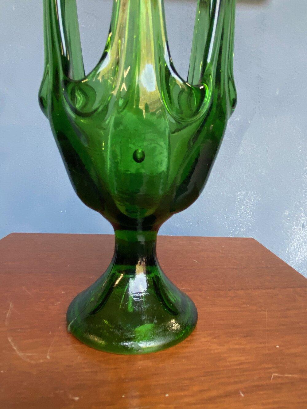 Vintage Viking Glass Footed Handkerchief Vase in Green In Good Condition In Buchanan, NY