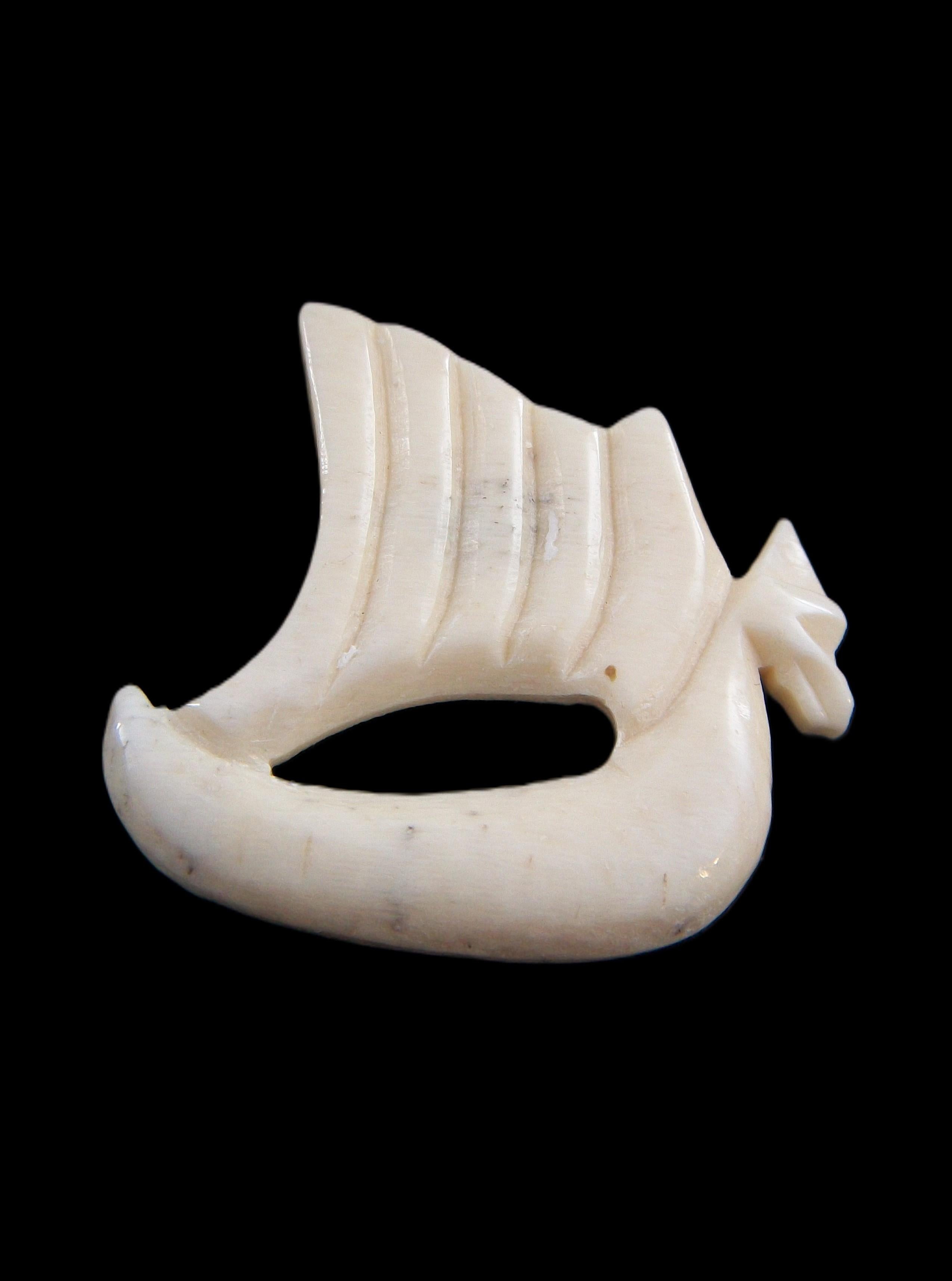 Broche vintage de barco vikingo de hueso bovino tallado a mano - presenta un perfil tallado y perforado con acabado pulido - pasador original y cierre de seguridad en la parte posterior - sin firmar - Canadá - finales del siglo XX.

Estado vintage