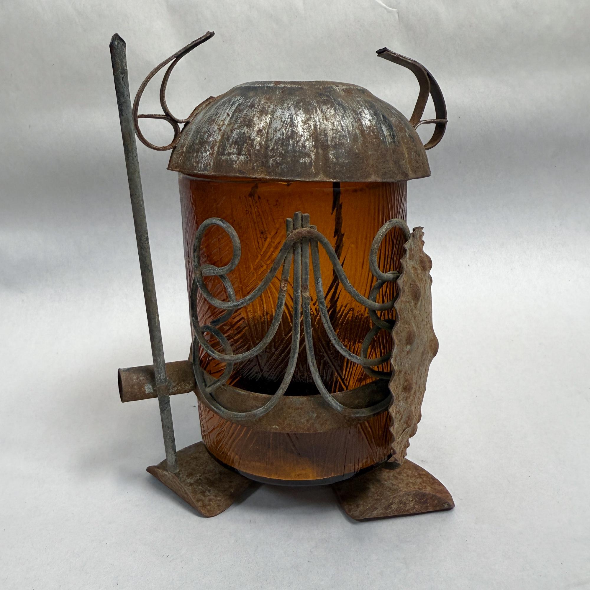 Per la tua considerazione, un portacandele o votivo vichingo vintage. Struttura in metallo con patina vintage. Vetro ambrato con texture organica. Non marcato, non sono presenti informazioni sul produttore.

Dimensioni: 6