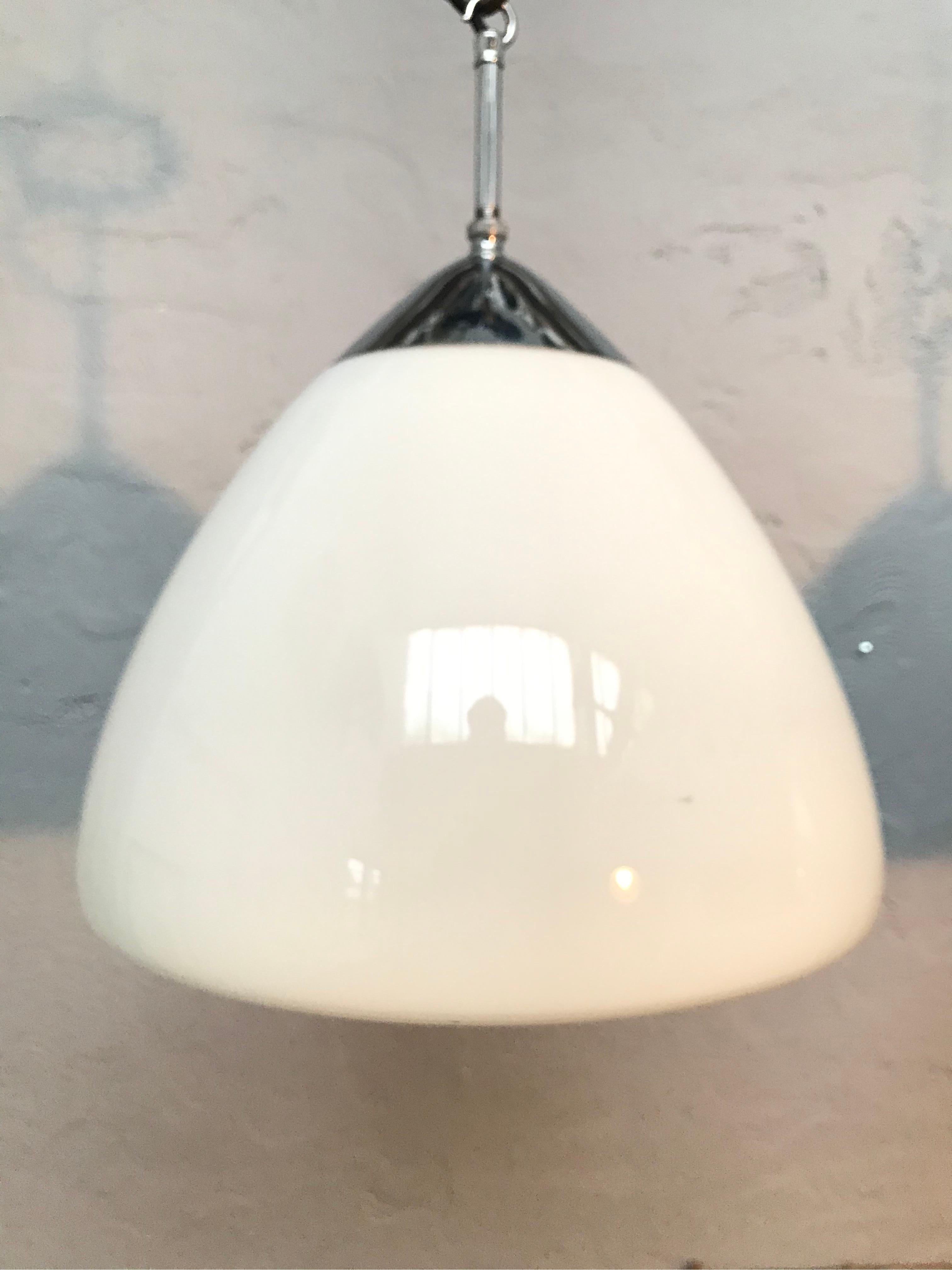 Vintage Danish Vilhelm Lauritzen for Louis Poulsen opaline bell-shaped hand blown glass pendant chandeliers.
En état original avec un nouveau câblage et une mise à la terre.
Suspendu à un tuyau de cuivre nickelé de 10 cm de long.
Superbe design