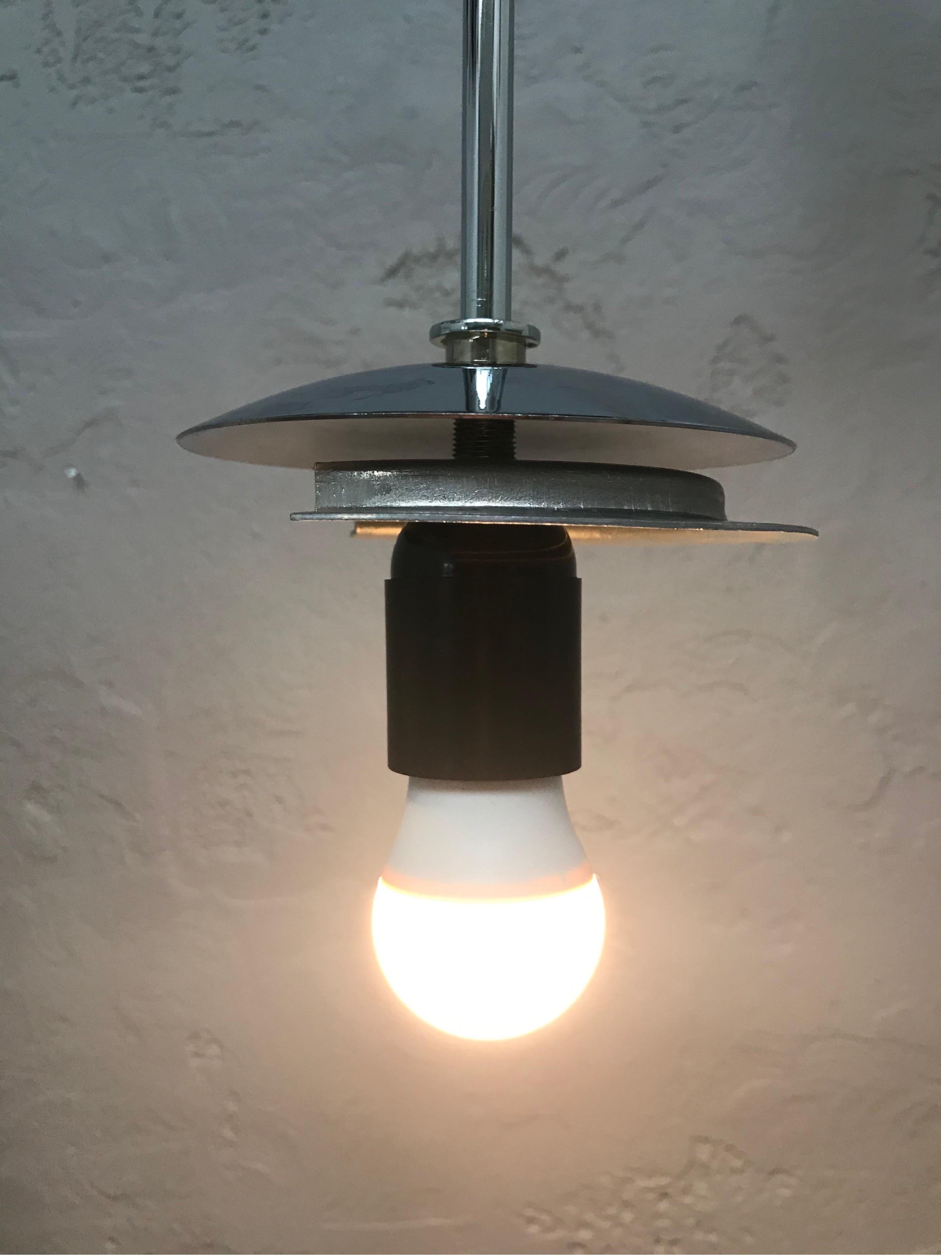 Metà XX secolo Lampadari a sospensione a globo opalino vintage di Vilhelm Lauritzen per Louis Poulsen in vendita