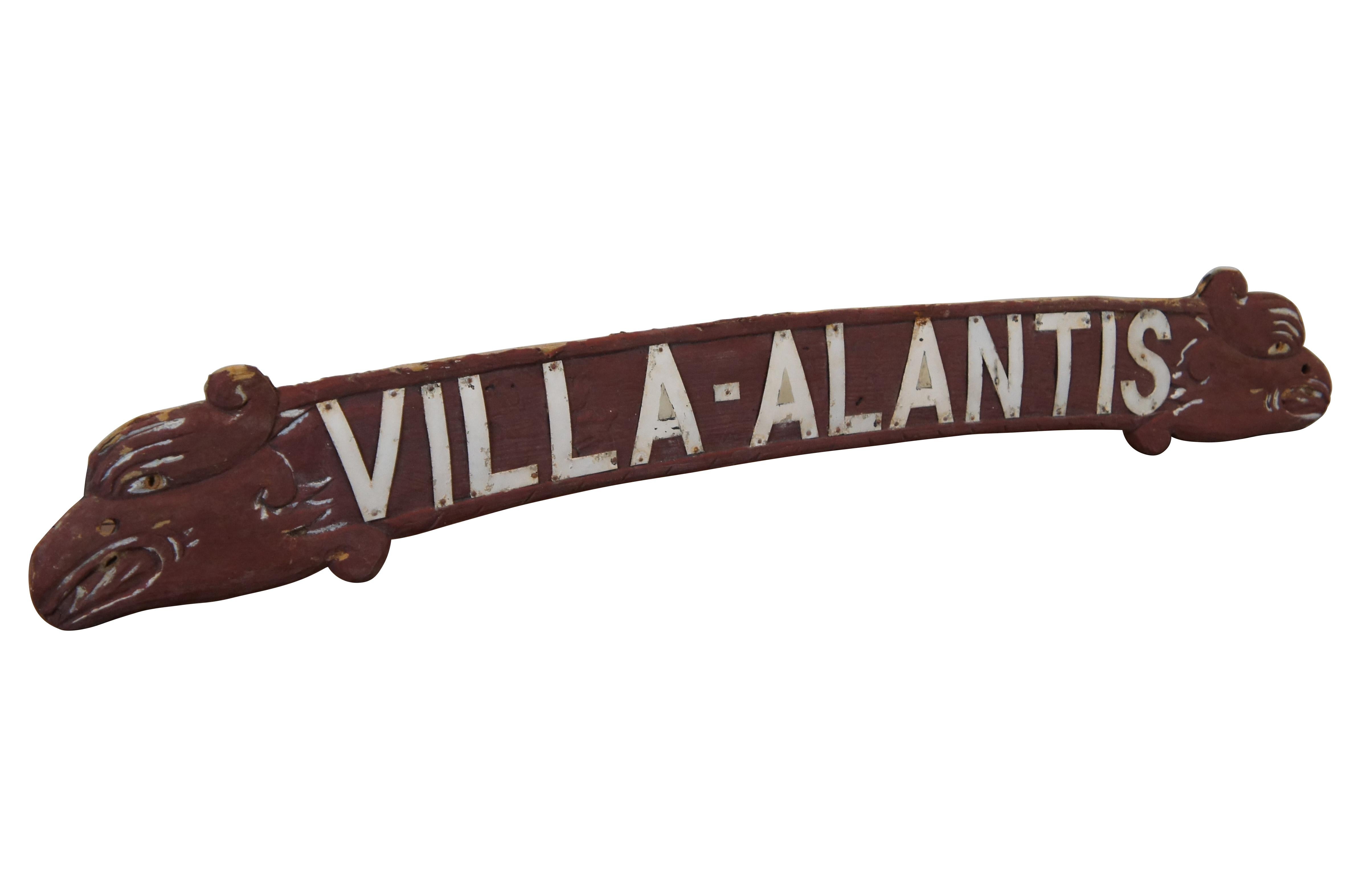 Vintage Villa Alantis, geschnitztes Holz- und Metallschmuck, rotes Schlangenschmuck, Werbeschild 42