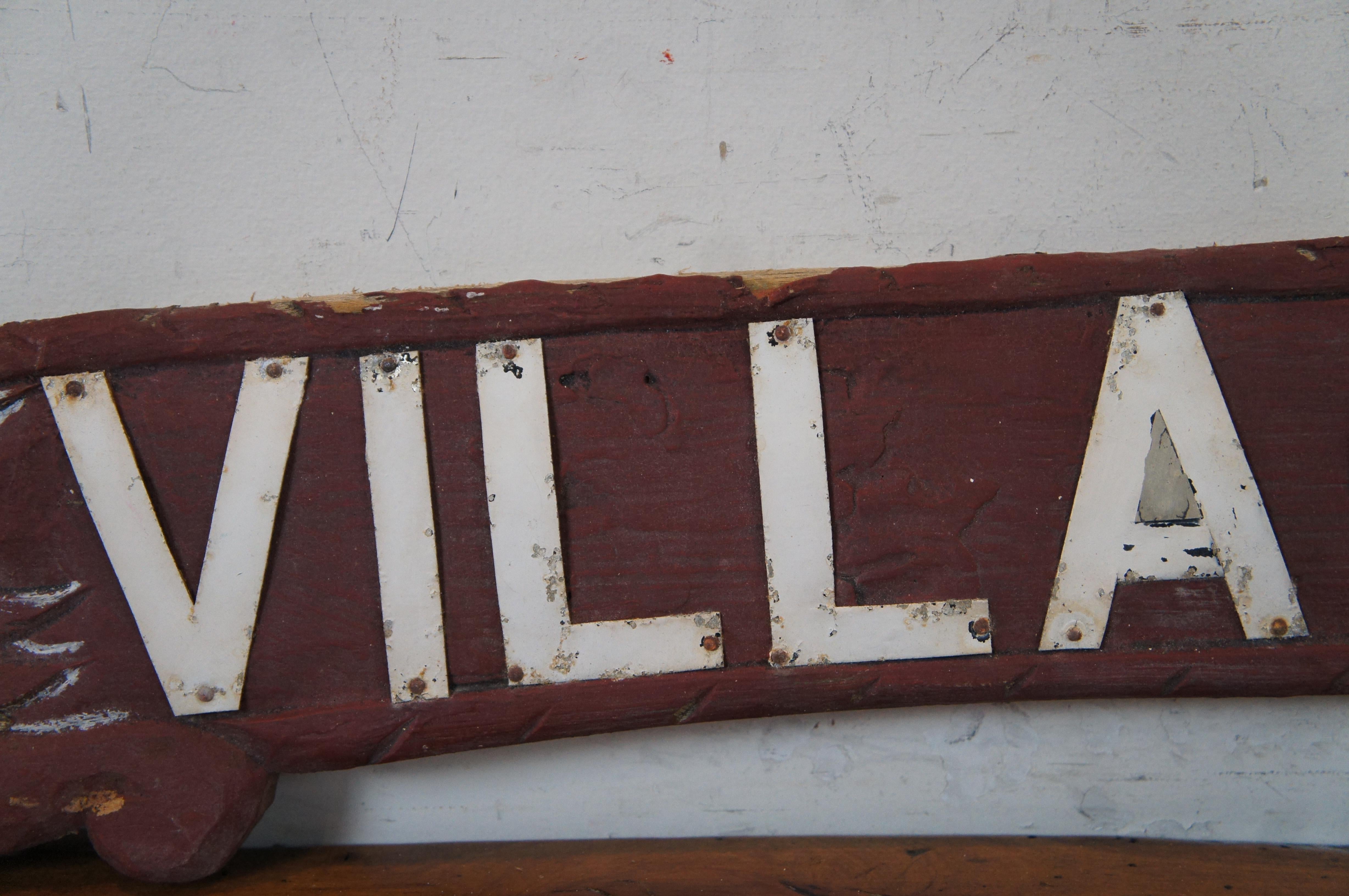 Vintage Villa Alantis, geschnitztes Holz- und Metallschmuck, rotes Schlangenschmuck, Werbeschild 42
