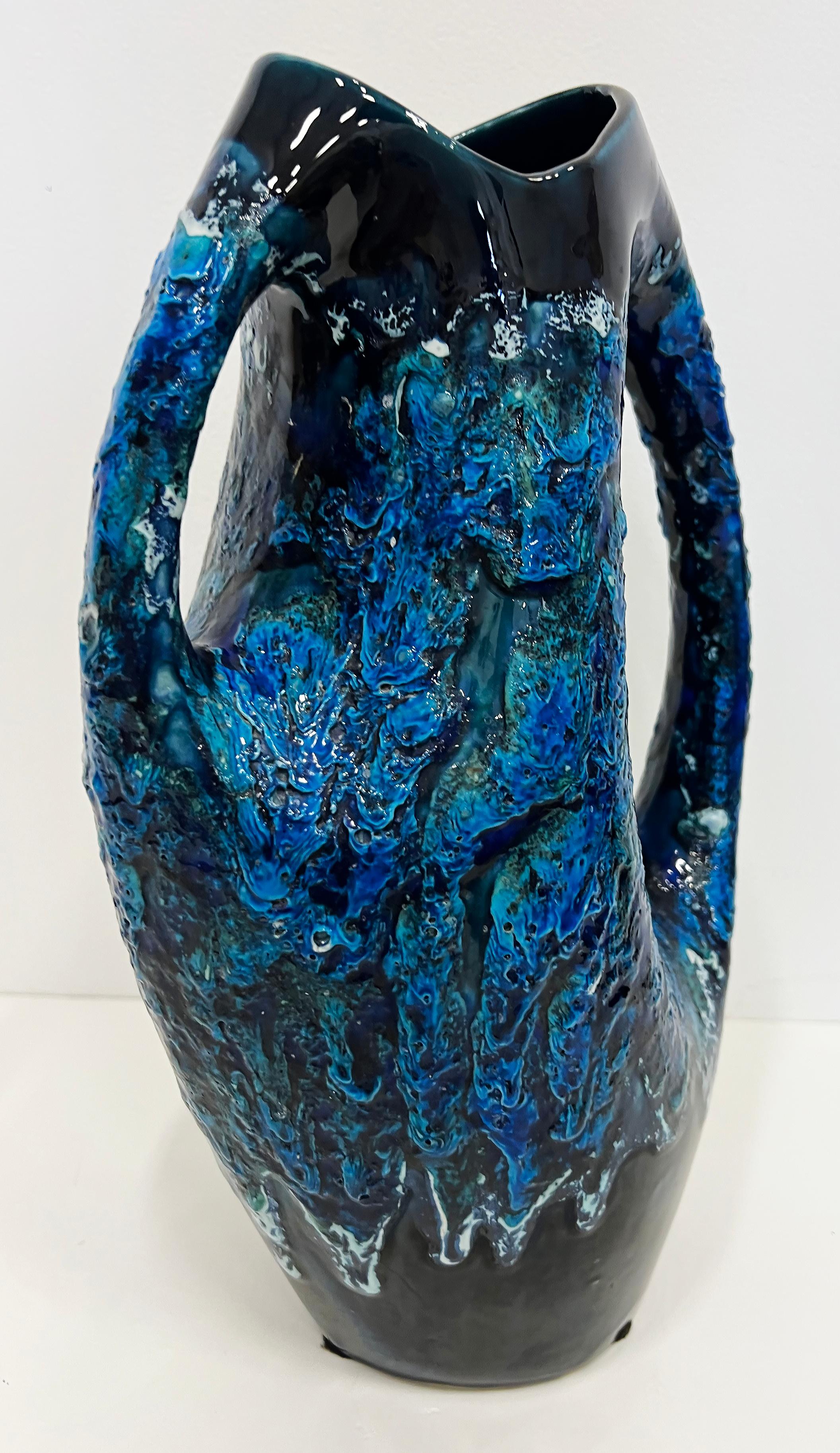 20ième siècle Vase de poterie émaillée et texturée Villauris, France en vente