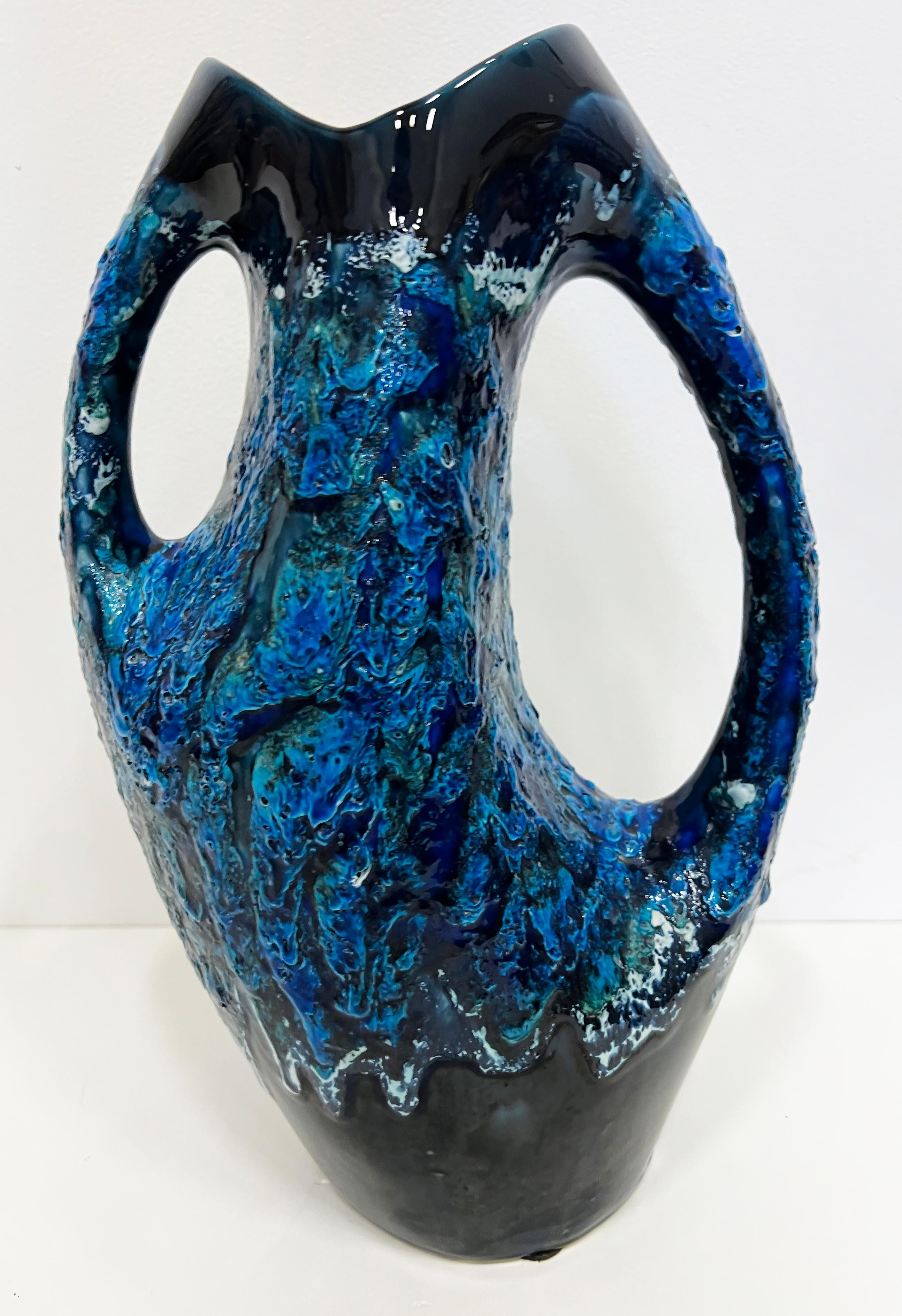 Vase de poterie émaillée et texturée Villauris, France en vente 2