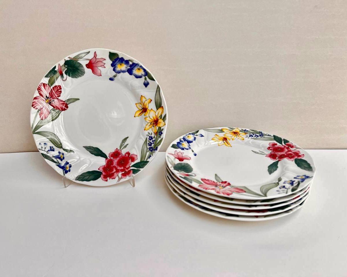 Vintage porcelain plates Flora Bella by Villeroy and Boch, Luxembourg for connoisseurs of unique unusual tableware. The set consists of 6 pieces.

Discontinued set of plates.

Dinner set of plates for 6 people made of high-strength vitro