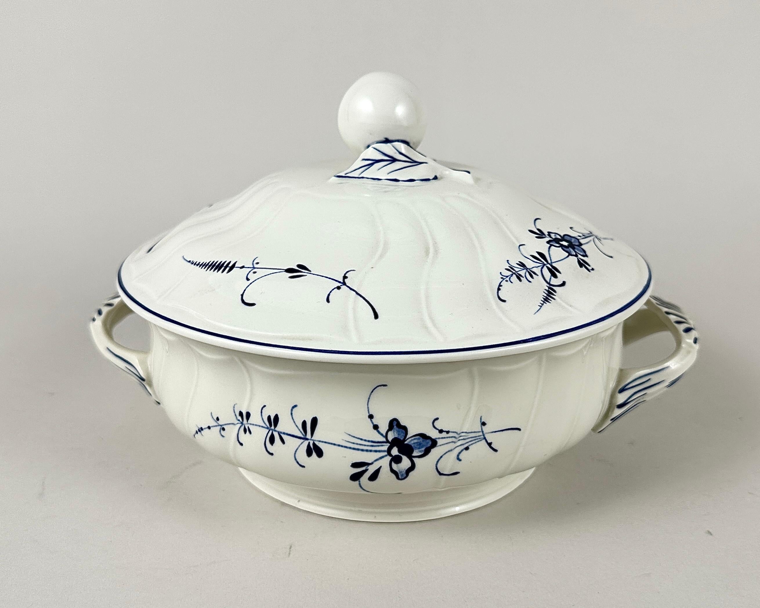 Fin du 20e siècle Vintage Villeroy & Boch Luxembourg Dinnerware Set 12 settings, 28 pcs en vente