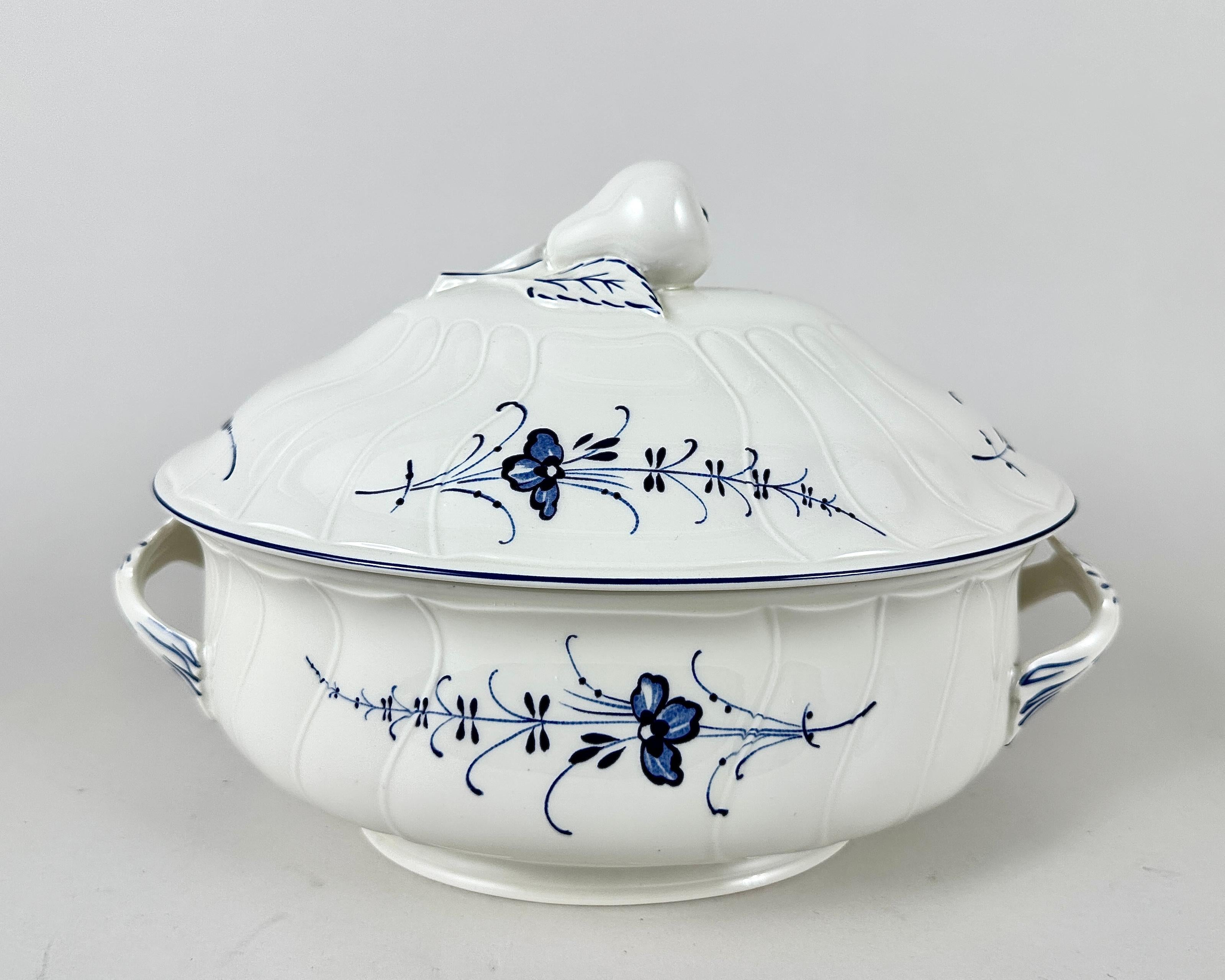 Porcelaine Vintage Villeroy & Boch Luxembourg Dinnerware Set 12 settings, 28 pcs en vente
