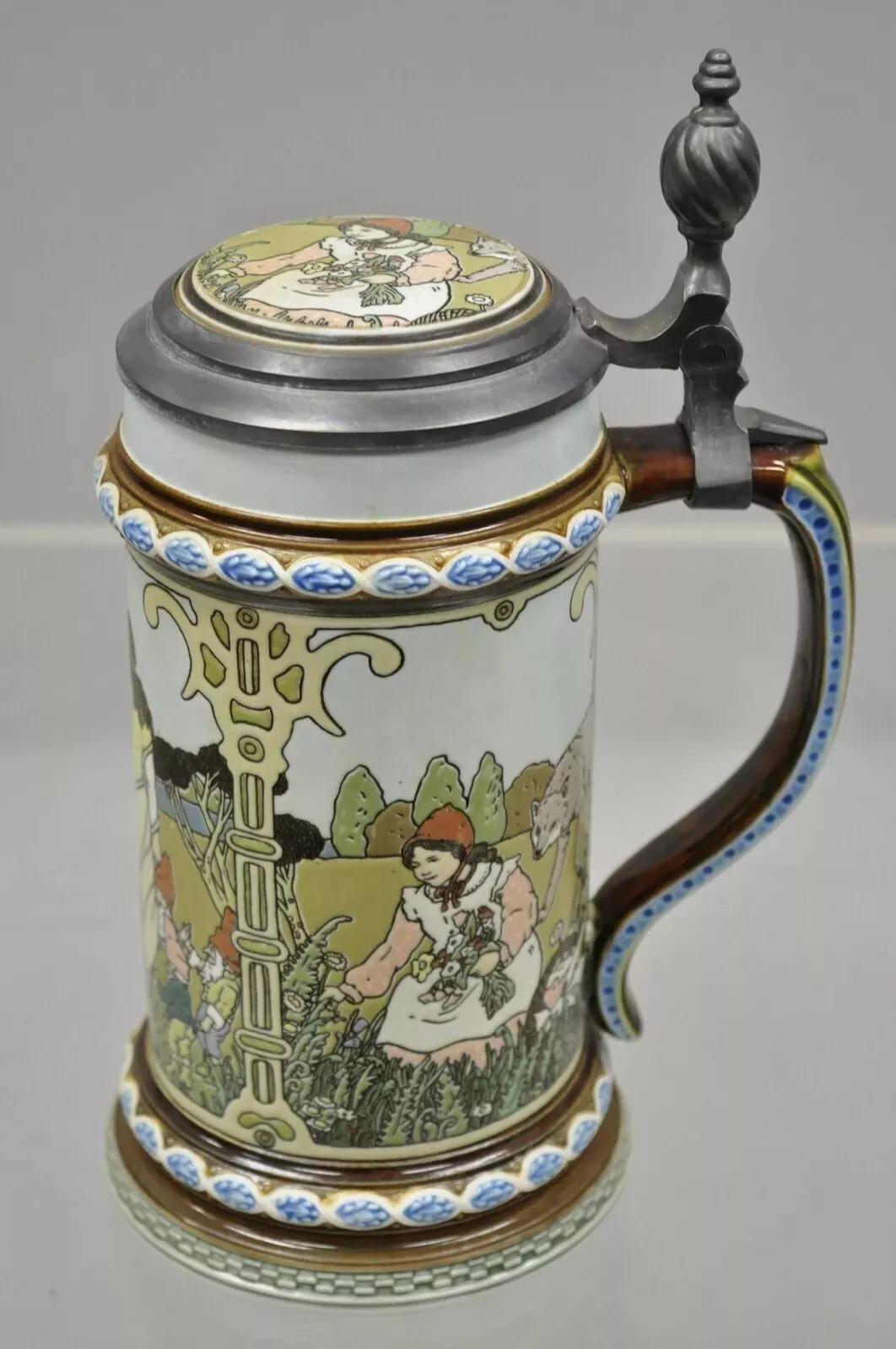 Bistecca di birra vintage Villeroy & Boch Mettlach 2901 Fiabe dei Grimm. Articolo con Biancaneve e i sette nani, Cappuccetto Rosso, Il principe ranocchio, coperchio in peltro, dettagli dipinti a mano, timbro originale. Circa alla fine del XX secolo.