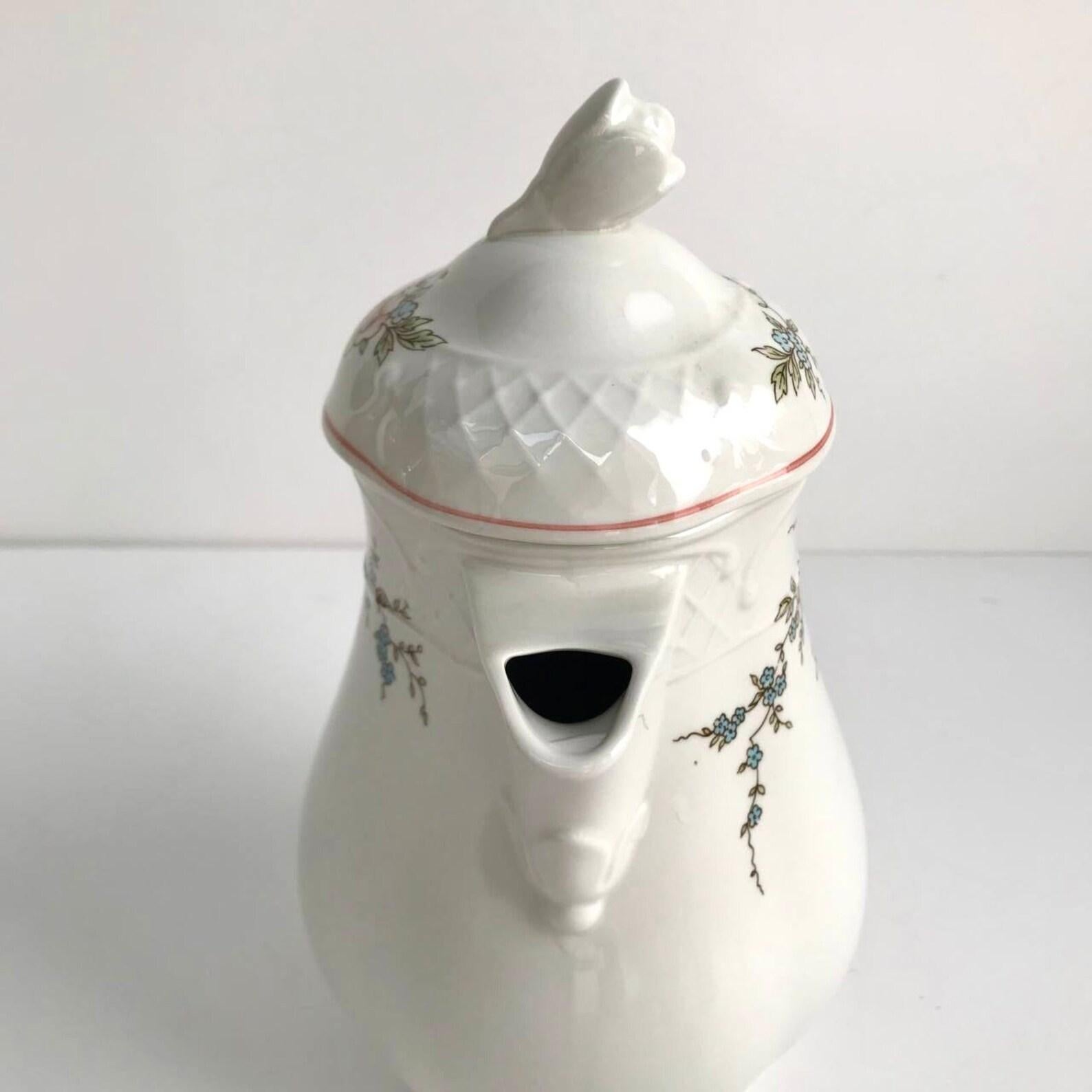 Vintage Villeroy & Boch Rosette Teapot  Porcelain Teapot with Flowers In Excellent Condition For Sale In Bastogne, BE