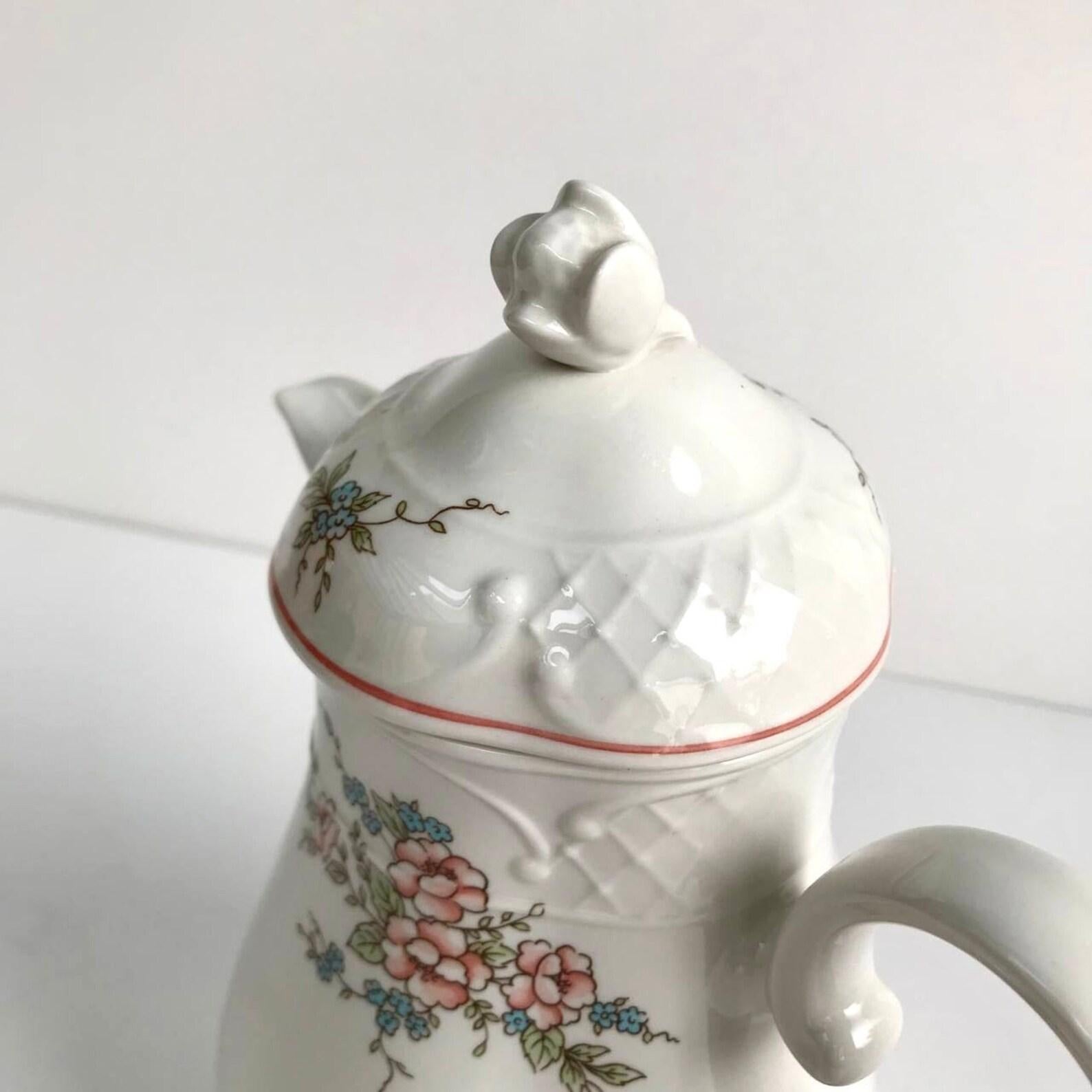 Vintage Villeroy & Boch Rosette Teapot  Porcelain Teapot with Flowers For Sale 1