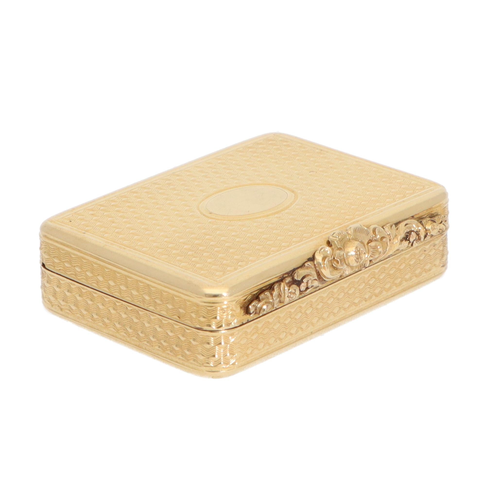 Una vinagrera vintage única de oro amarillo de 18 quilates de principios del siglo XIX.

La vinagreta presenta una bonita rejilla perforada grabada con un diseño foliado. El resto tiene el motor encendido en los lados superior e inferior, con una