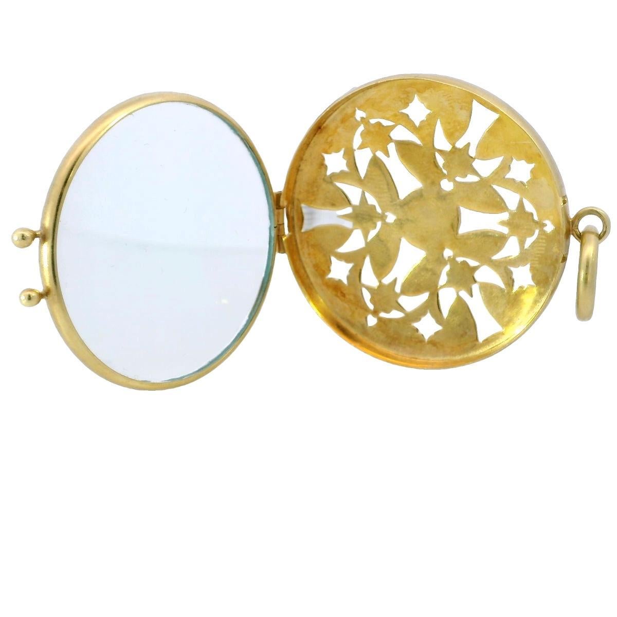 Ciondolo Vinaigrette Vintage con diamanti danzanti in oro giallo 18 carati

Questa collana con ciondolo in oro giallo 18 carati presenta un intricato disegno di ritagli al centro di un motivo floreale simmetrico. Il cuore è costituito da un grappolo