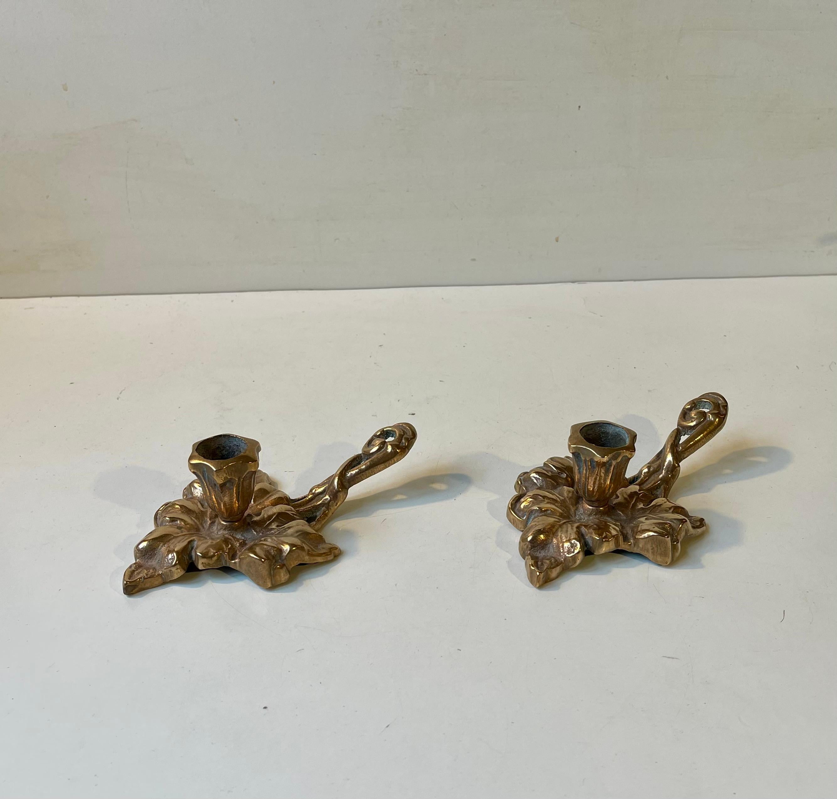 Una coppia di candelieri bassi o bastoni da camera in ottone massiccio. Origine europea, probabilmente italiana, anni 1950-70 circa. Il set deve essere dotato di candele di dimensioni regolari. Sono ideali come decorazioni natalizie, pratiche e