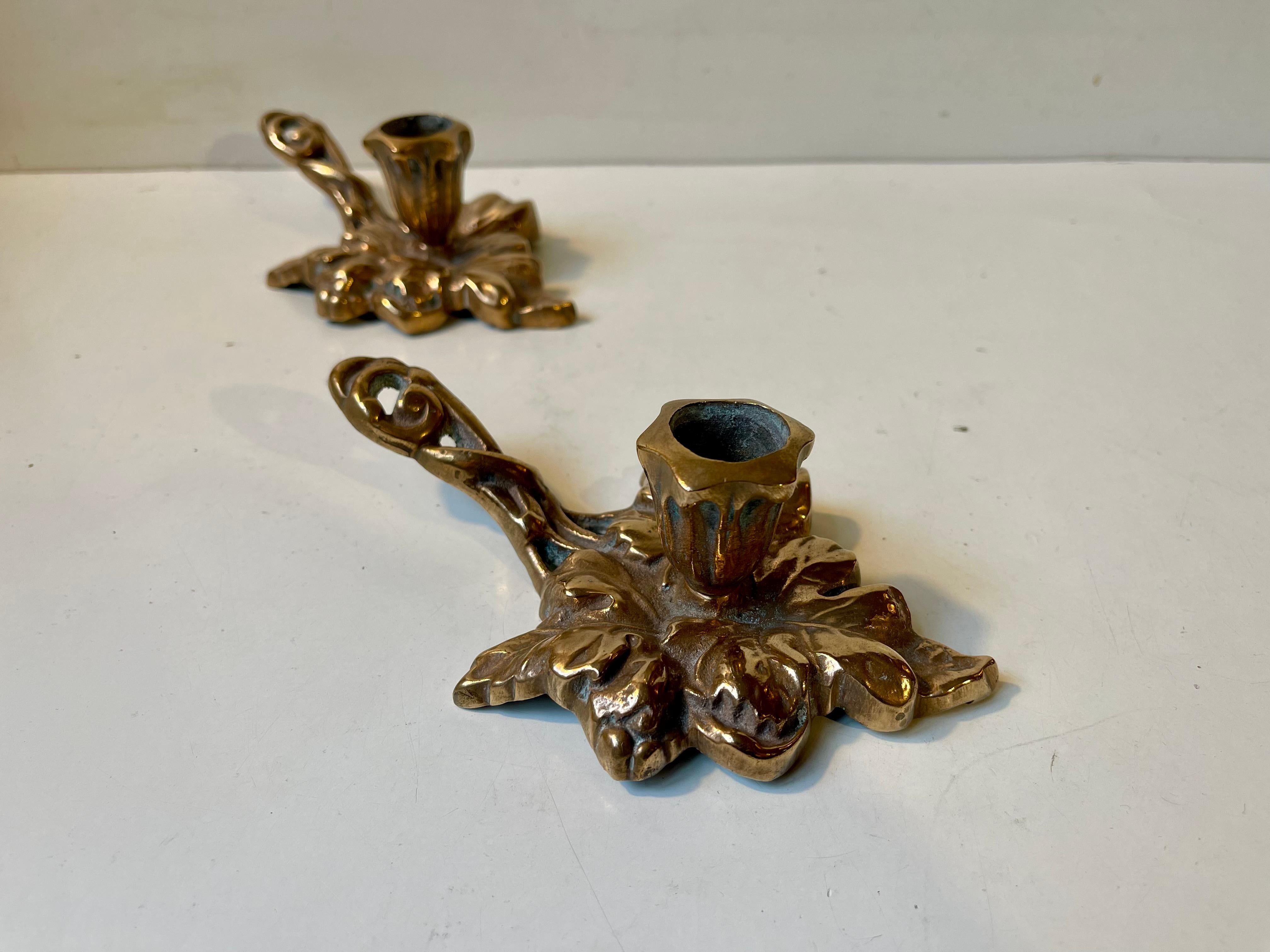 Art Nouveau Portacandele in ottone con foglie di vite d'epoca in vendita