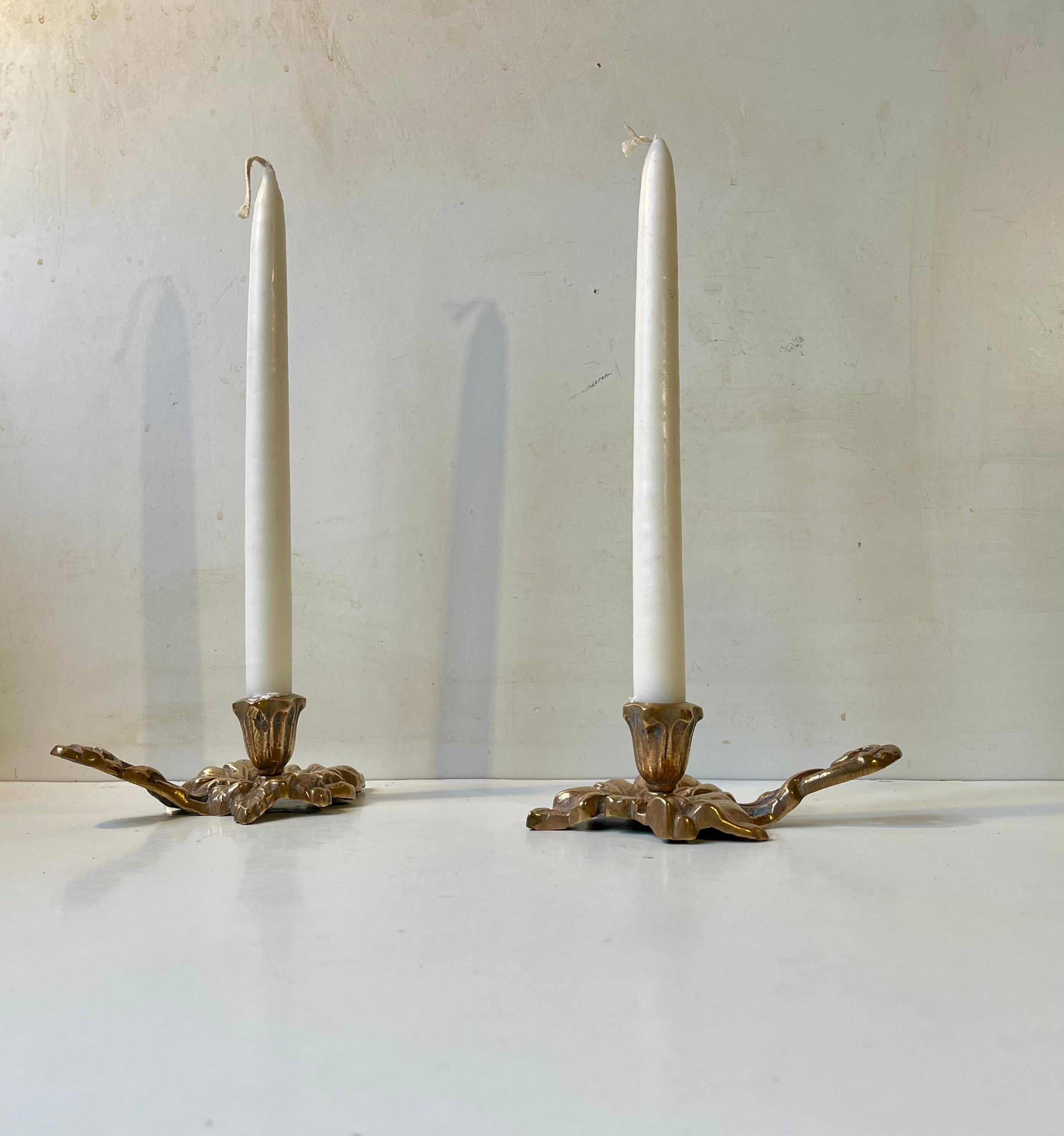XX secolo Portacandele in ottone con foglie di vite d'epoca in vendita