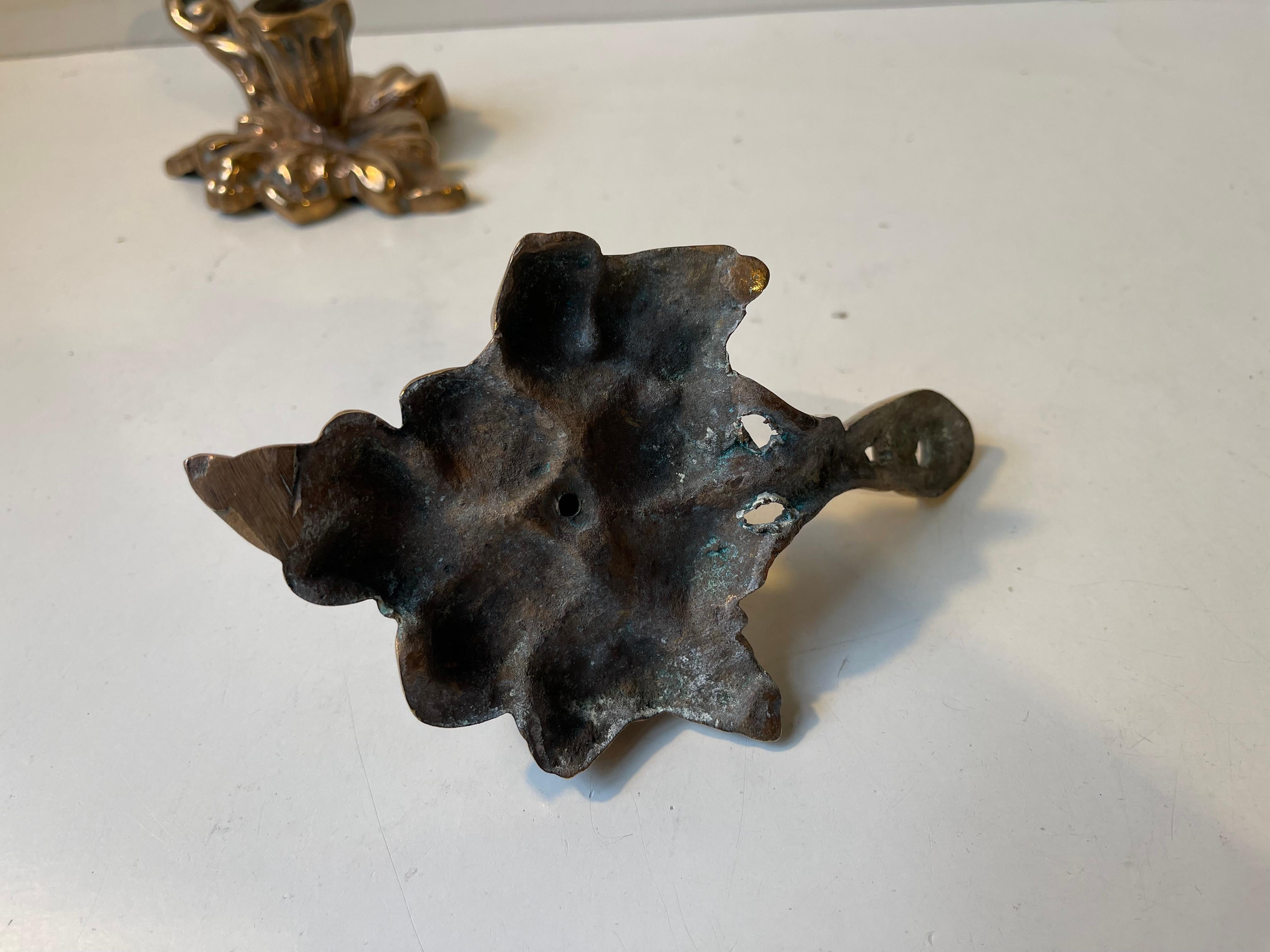 Ottone Portacandele in ottone con foglie di vite d'epoca in vendita