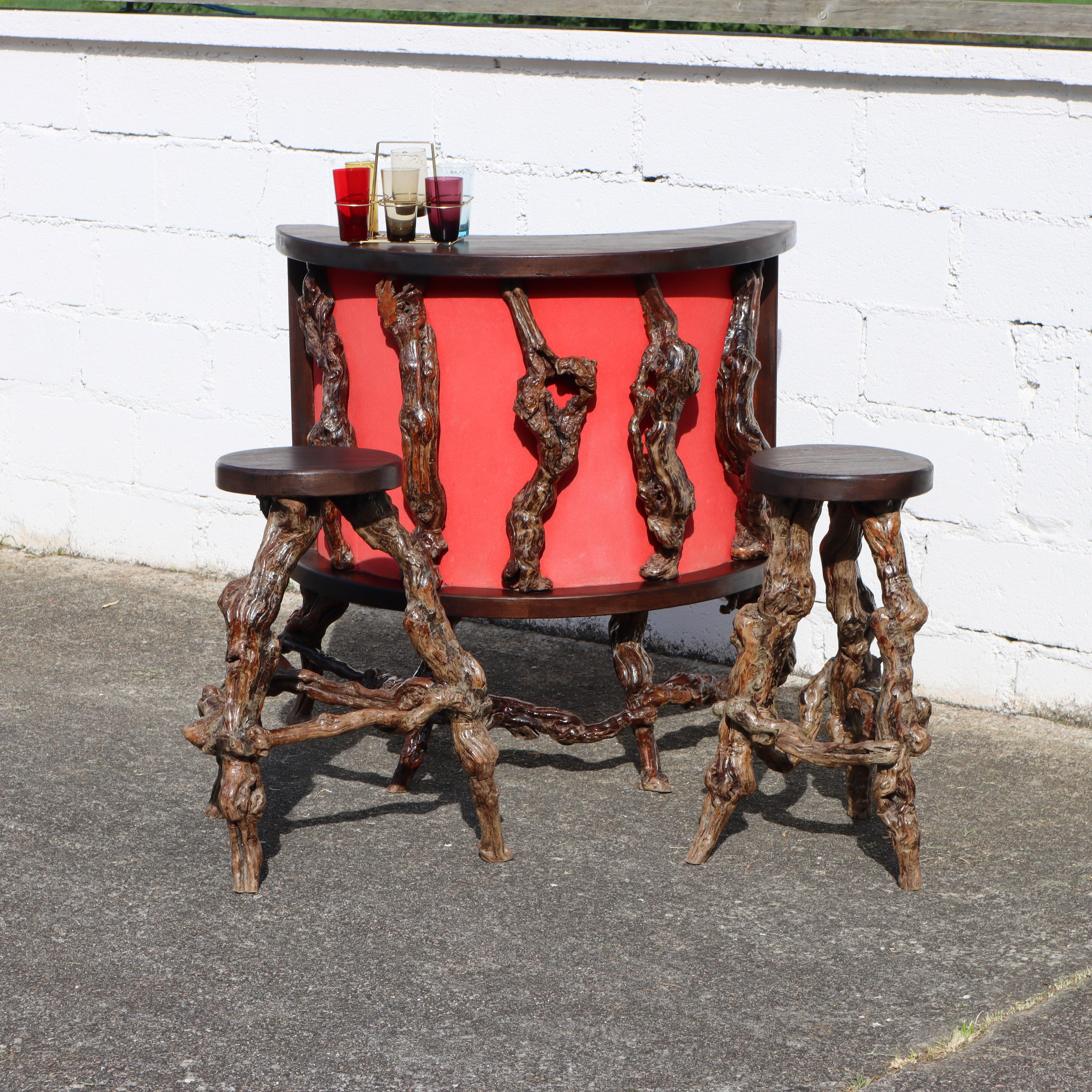 Ensemble unique de comptoir de bar vintage français fait de branches de vigne.
La base est faite de racines de vigne naturellement torsadées - chaque racine est unique et soutient une pièce robuste et équilibrée - construction solide dans un style