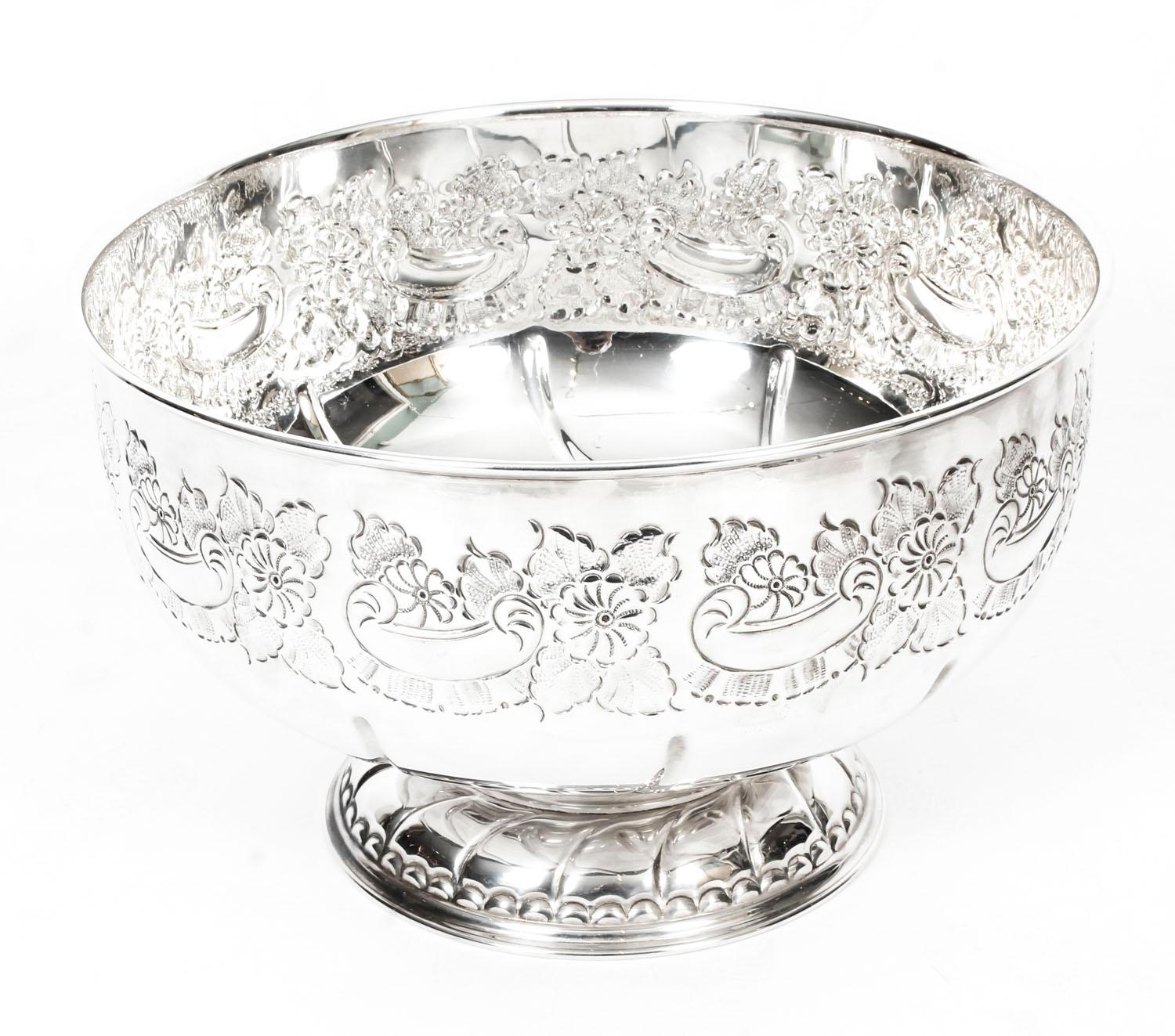 A truly superb vintage large silver plated footed punch bowl set, that include 12 punch cups, by Viners of Sheffield, dating from the mid-20th century.

This highly versatile item features fabulous embossed floral decoration and can also be used