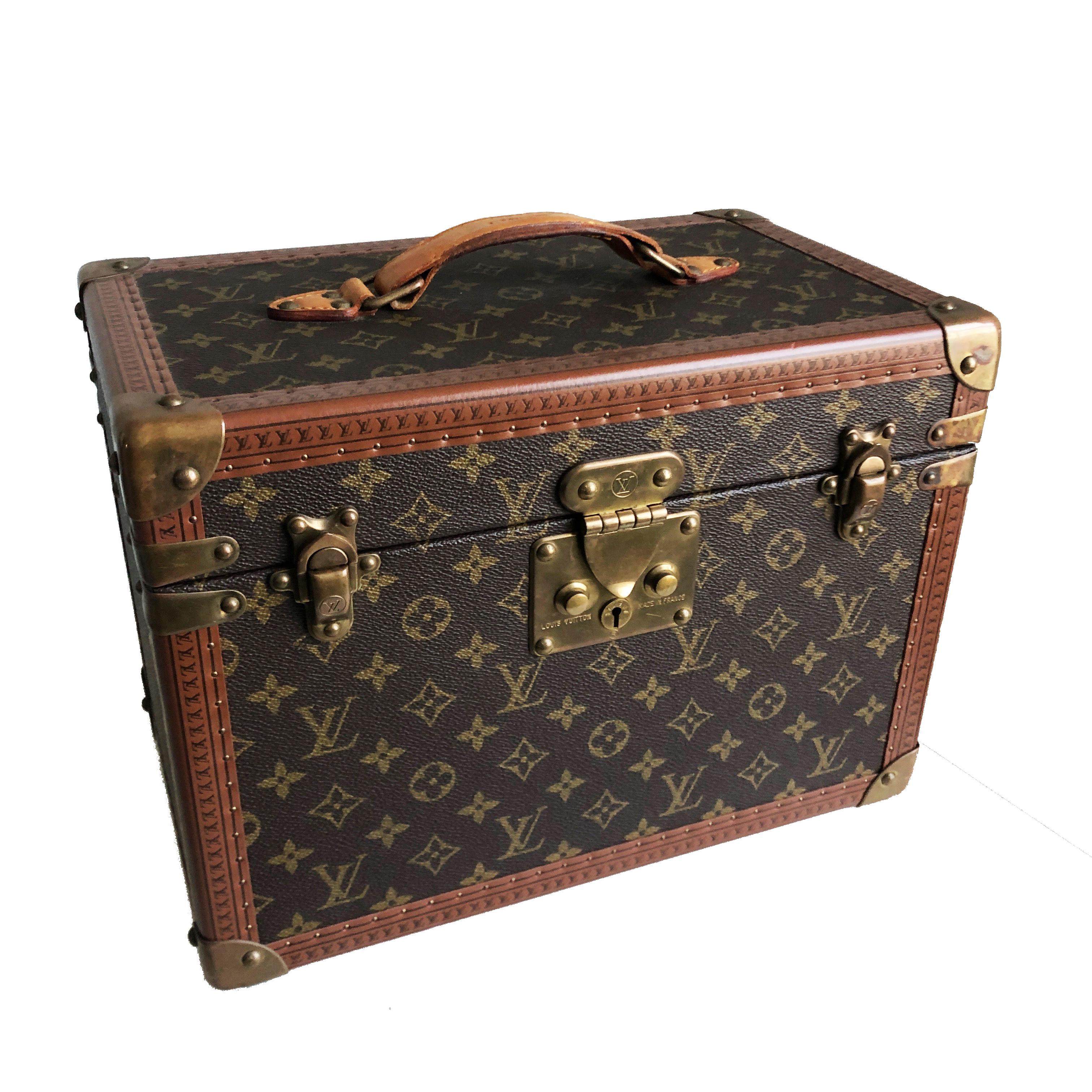 Authentic, preowned, vintage Louis Vuitton Boîte Pharmacie Vanity Train Case. Monogram canvas/lined in Vuittonite fabric w/leather bottle strap & removable mirrored box. Comes with it's original key. Preowned/vintage with signs of prior use/wear: