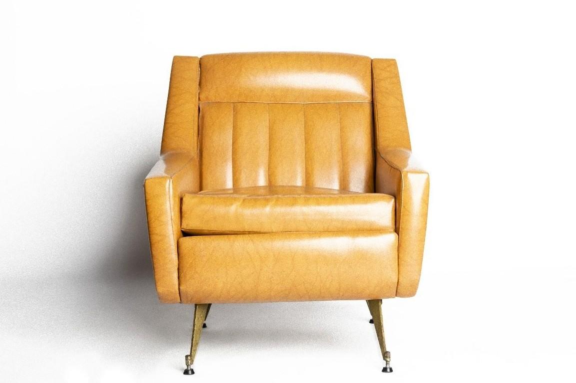 This vintage vinyl armchair is a design furniture produced in Italy in the 1950s.

Imitation leather armchair with legs in brass.
Dimensions: cm 60 x 50 x 50
In very good conditions.

This object is shipped from Italy. Under existing