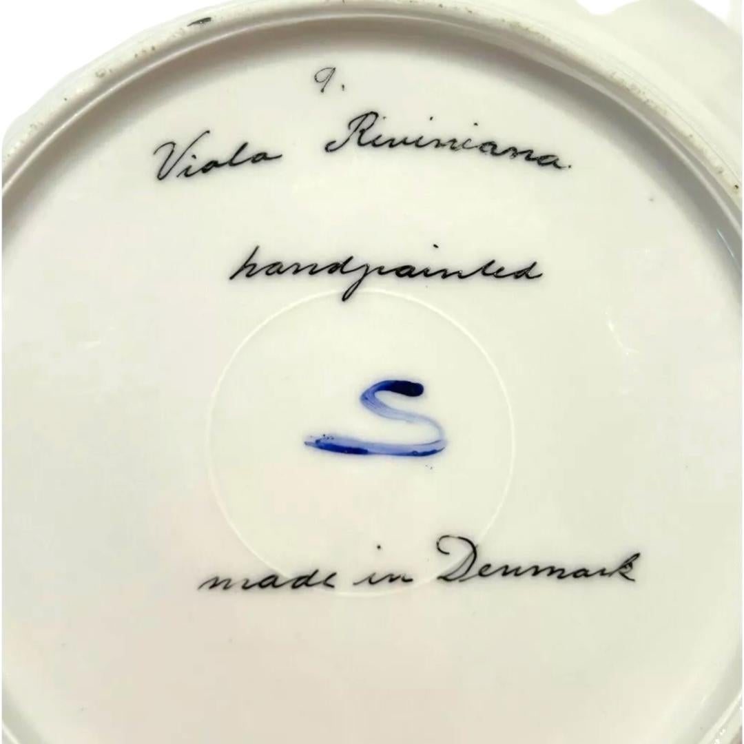 Vieille assiette en porcelaine réticulée peinte à la main avec bordure dorée Viola Riviniana en vente 1