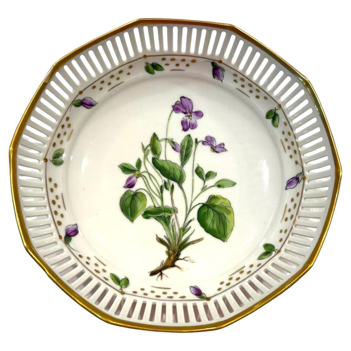 Vieille assiette en porcelaine réticulée peinte à la main avec bordure dorée Viola Riviniana en vente