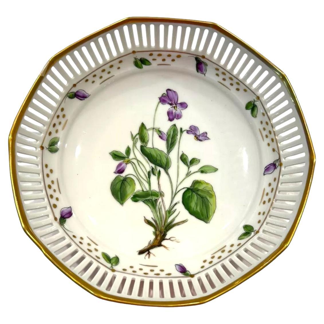 Vintage Viola Riviniana Handbemalter netzförmiger Vintage-Porzellanteller mit Goldbesatz, Viola Riviniana im Angebot