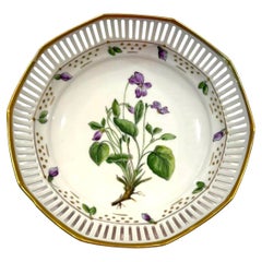 Vieille assiette en porcelaine réticulée peinte à la main avec bordure dorée Viola Riviniana