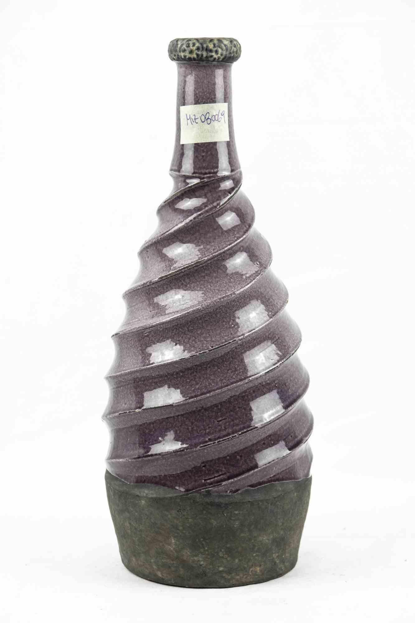 Le vase Violet Vintage est un objet décoratif original réalisé dans la moitié du XXe siècle.

Un très beau vase vintage en terre cuite fabriqué à la main avec une forme sinueuse de couleur violet clair.

Bon état, à l'exception de petits éclats.