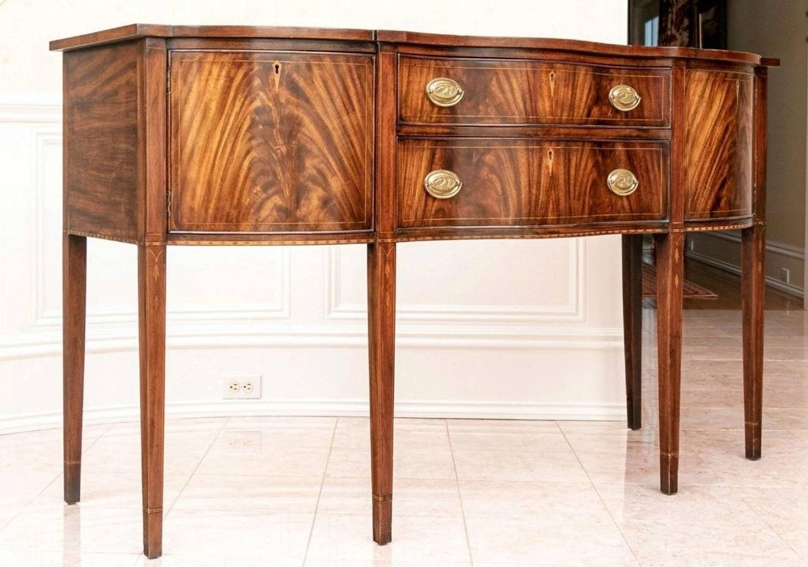 A stunning fine quality Federal style Virginia Galleries Henkel Harris flame mahogany sideboard.

Exquisitely hand-crafted in Winchester, Virginia, this large scale early 19th century antique reproduction dates to the second half of the 20th