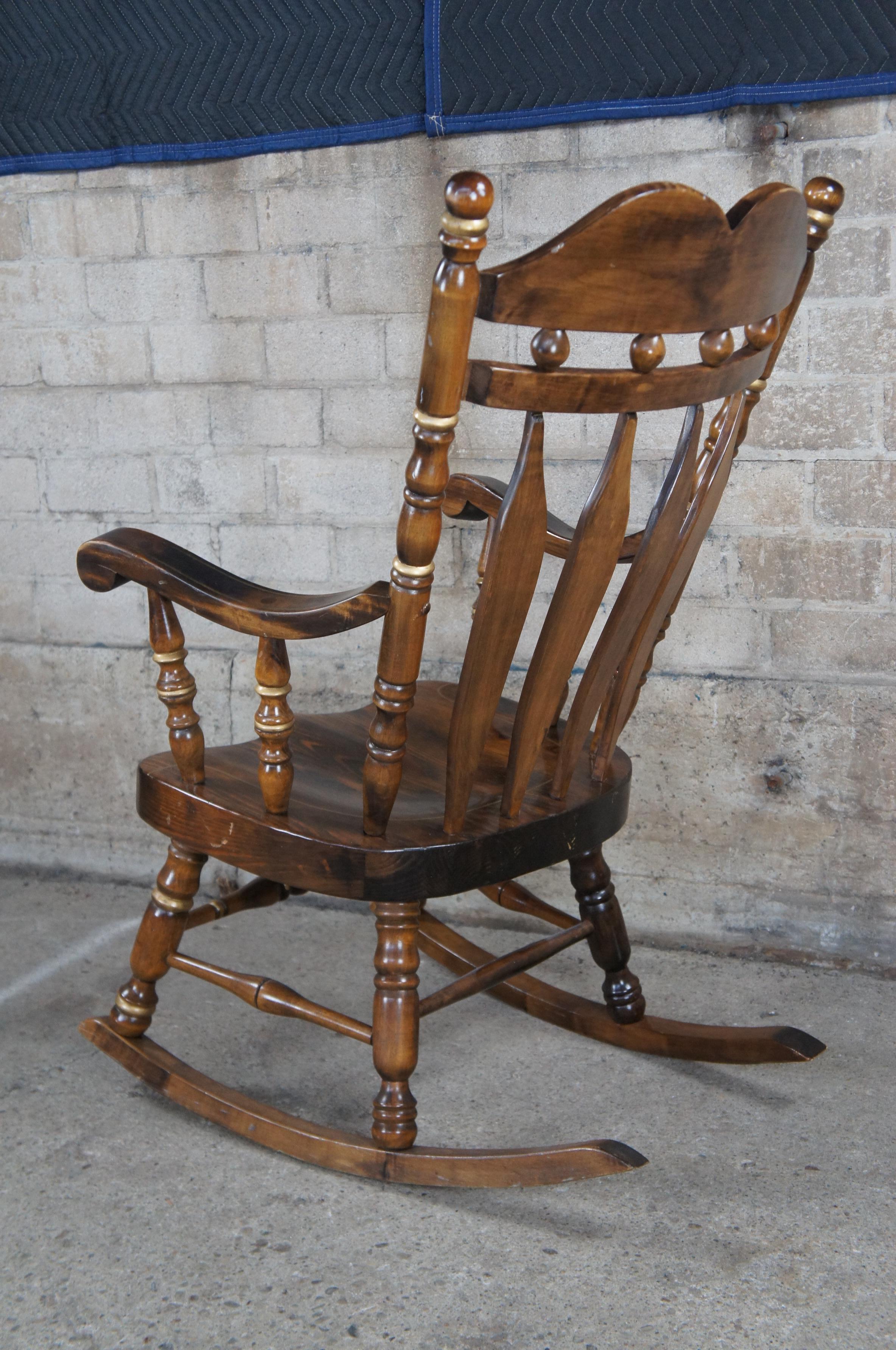 Vintage Virginia House Tavern Pine Colonial Stenciled Large Rocking Chair Rocker In Good Condition In Dayton, OH